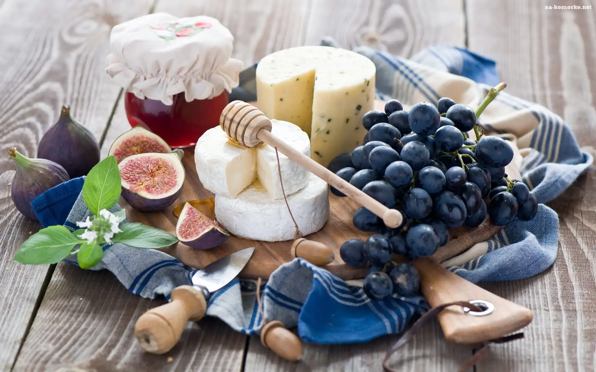 Sery, Ręcznik, Nóż, Winogrono, Miód, Granat, Deska