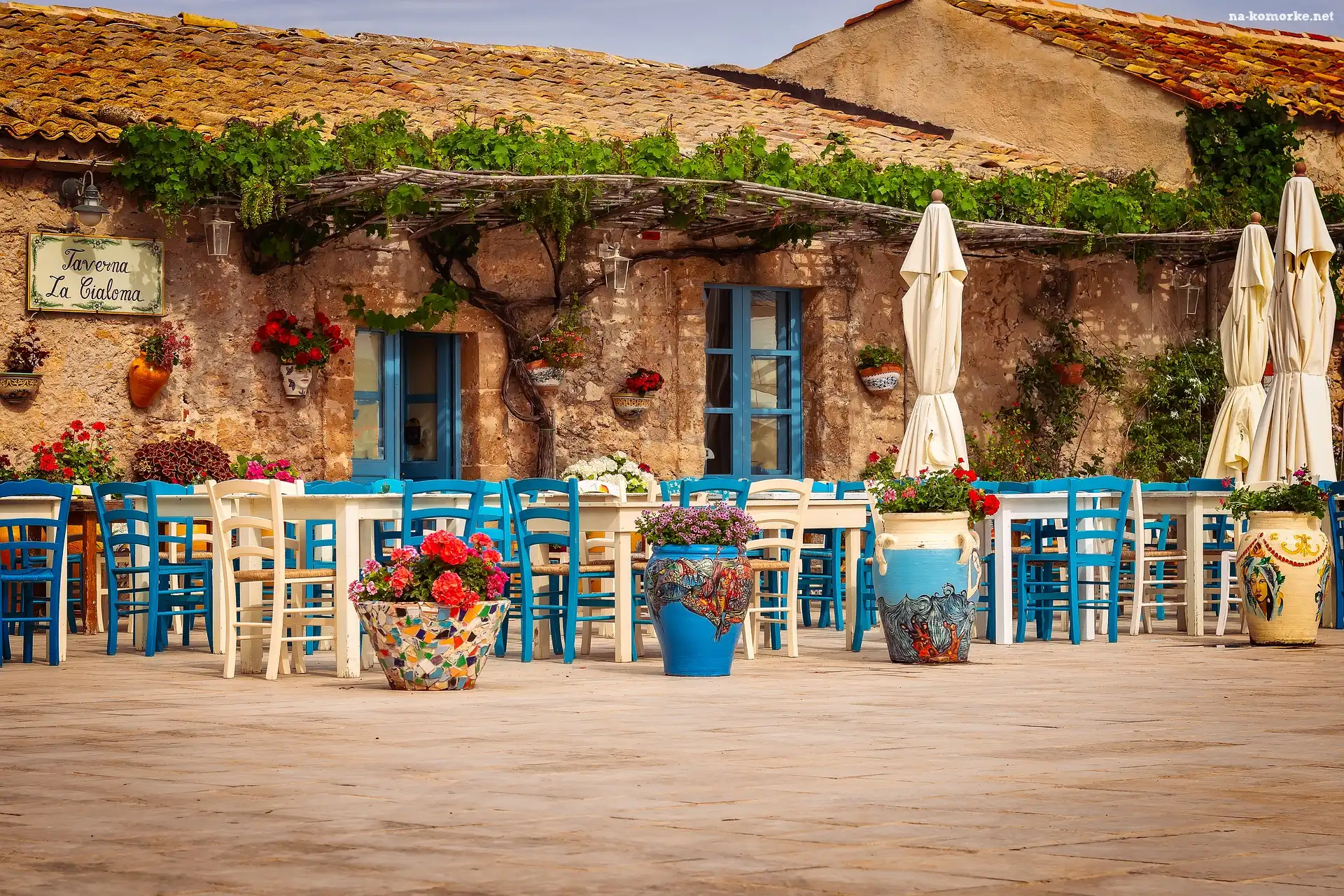 Stoliki, Restauracja, Sycylia, Parasole, Taverna La Cialoma, Kwiaty