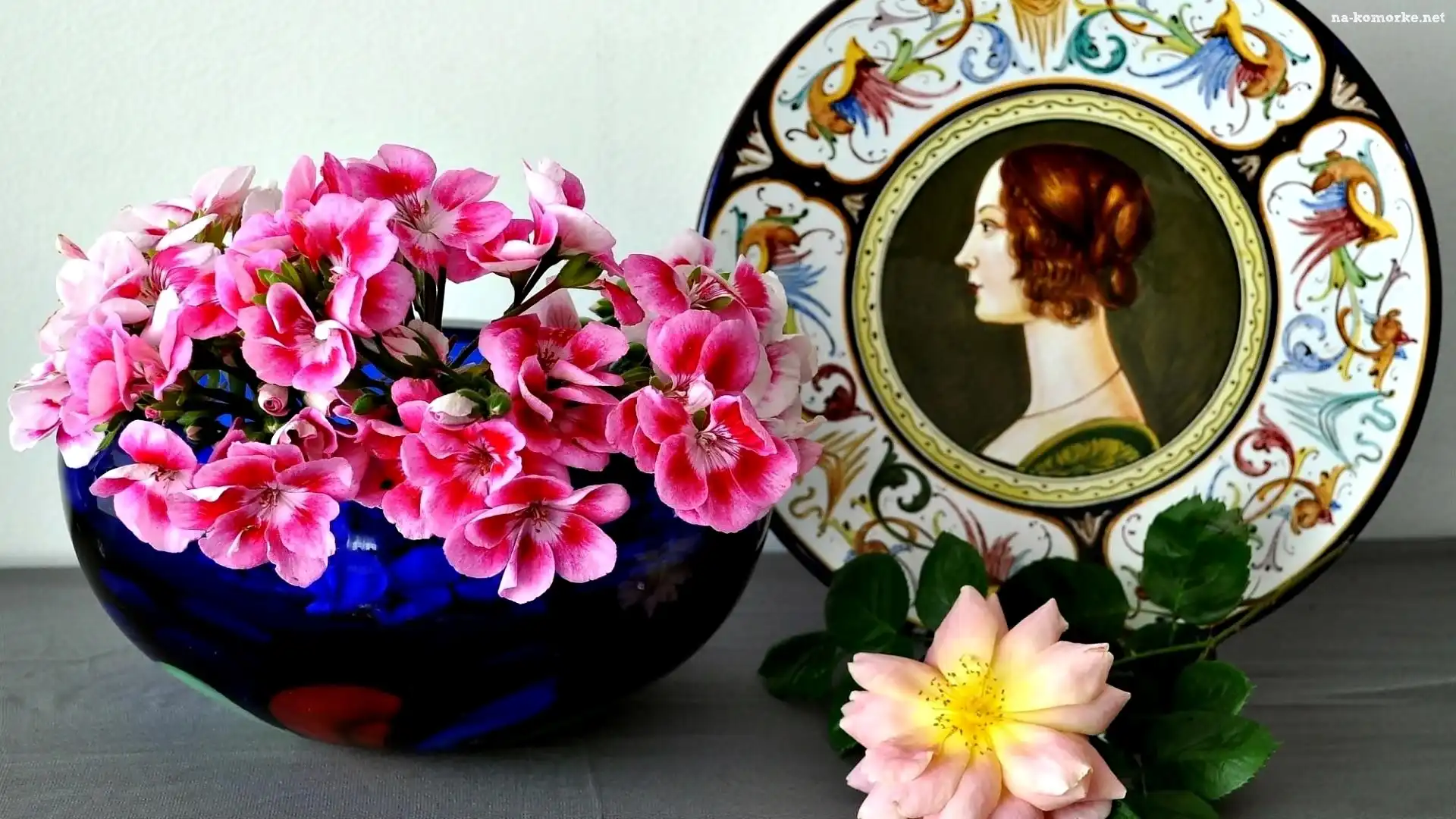 Róża, Kompozycja, Pelargonie, Ozdobny, Talerz
