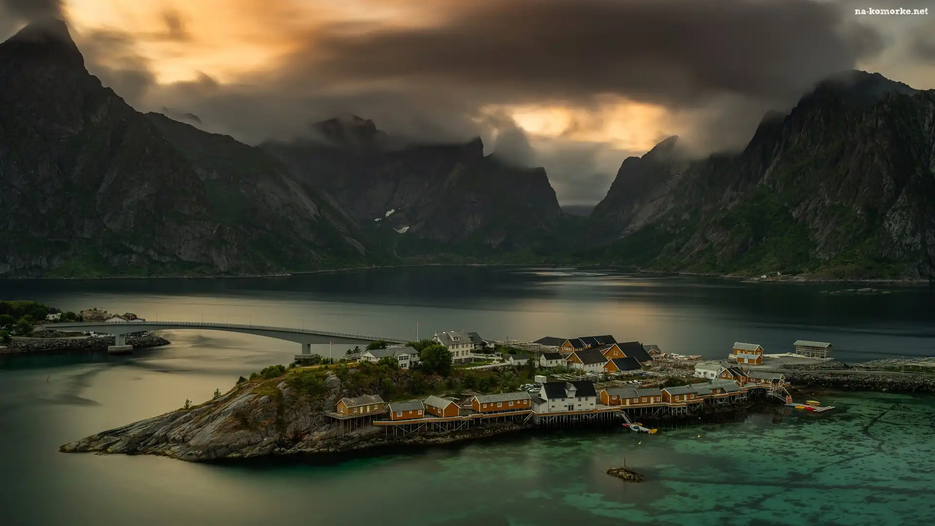 Norwegia, Góry, Domy, Lofoty, Wioska Sakrisoy, Chmury, Morze, Mount Olstind, Mgła, Ciemne