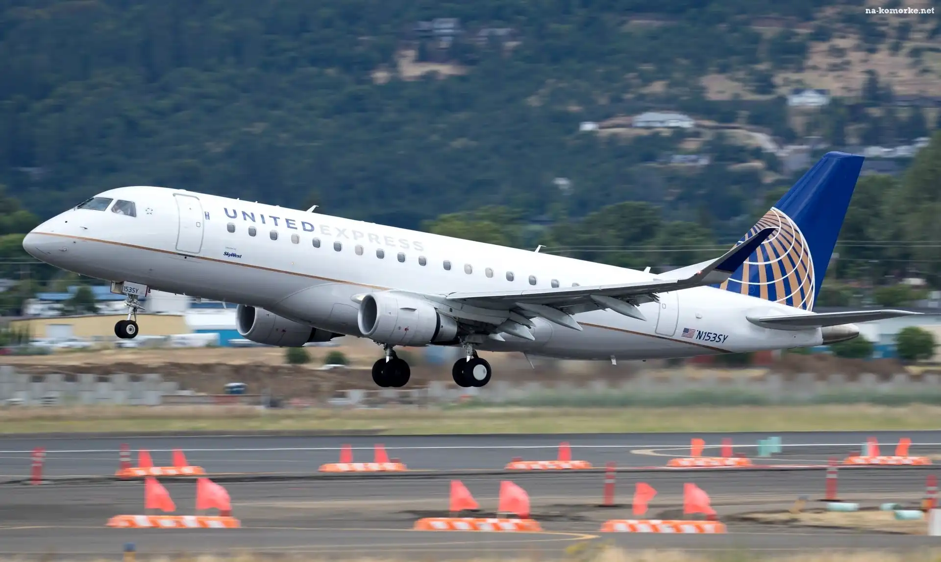 Samolot pasażerski, Pas, Embraer 175, Lotnisko
