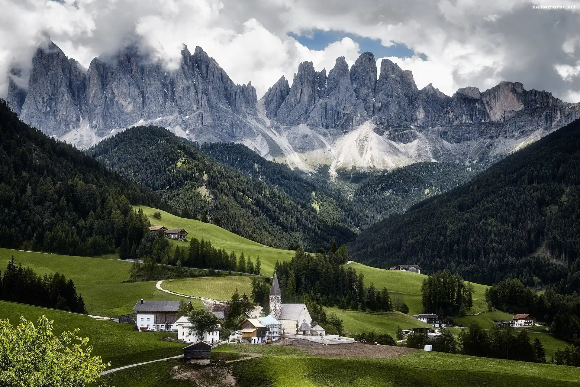 Kościół, Wieś Santa Maddalena, Dolina Val di Funes, Dolomity, Włochy, Góry