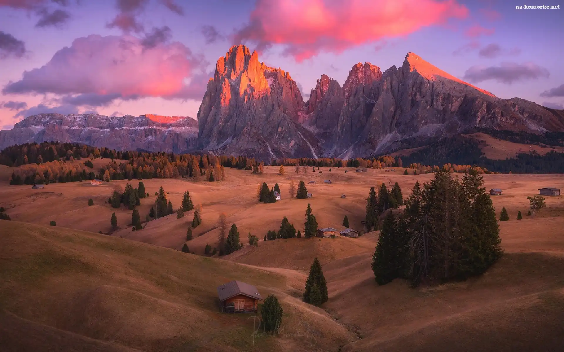 Płaskowyż Seiser Alm, Góry Sassolungo, Domy, Dolina Val Gardena, Włochy, Dolomity, Chmury, Wzgórza, Drzewa