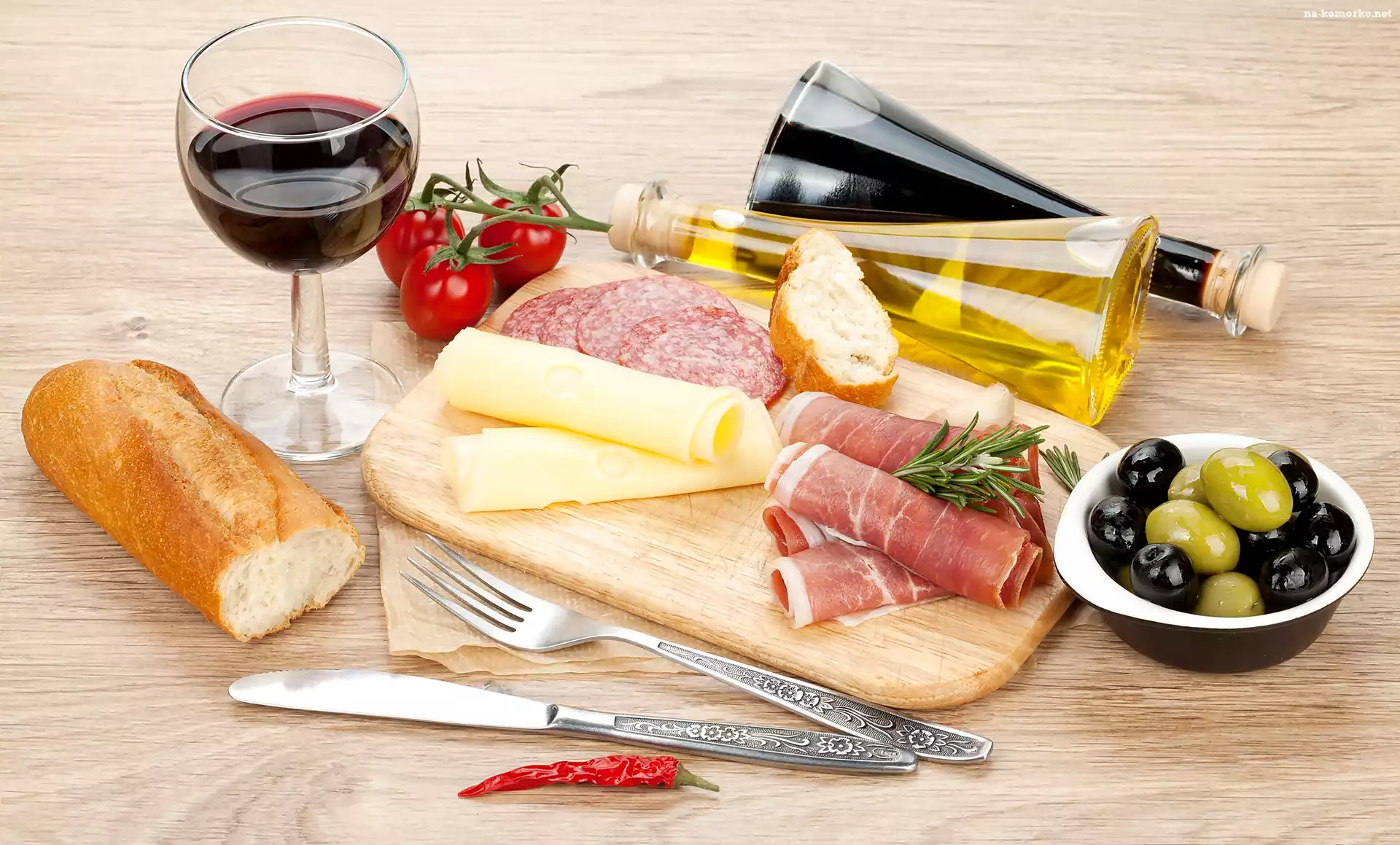 Ser, Deska, Szynka, Papryka, Oliwki, Oliwa, Bagietka, Widelec, Nóż, Salami, Miseczka, Kieliszek, Pomidorki