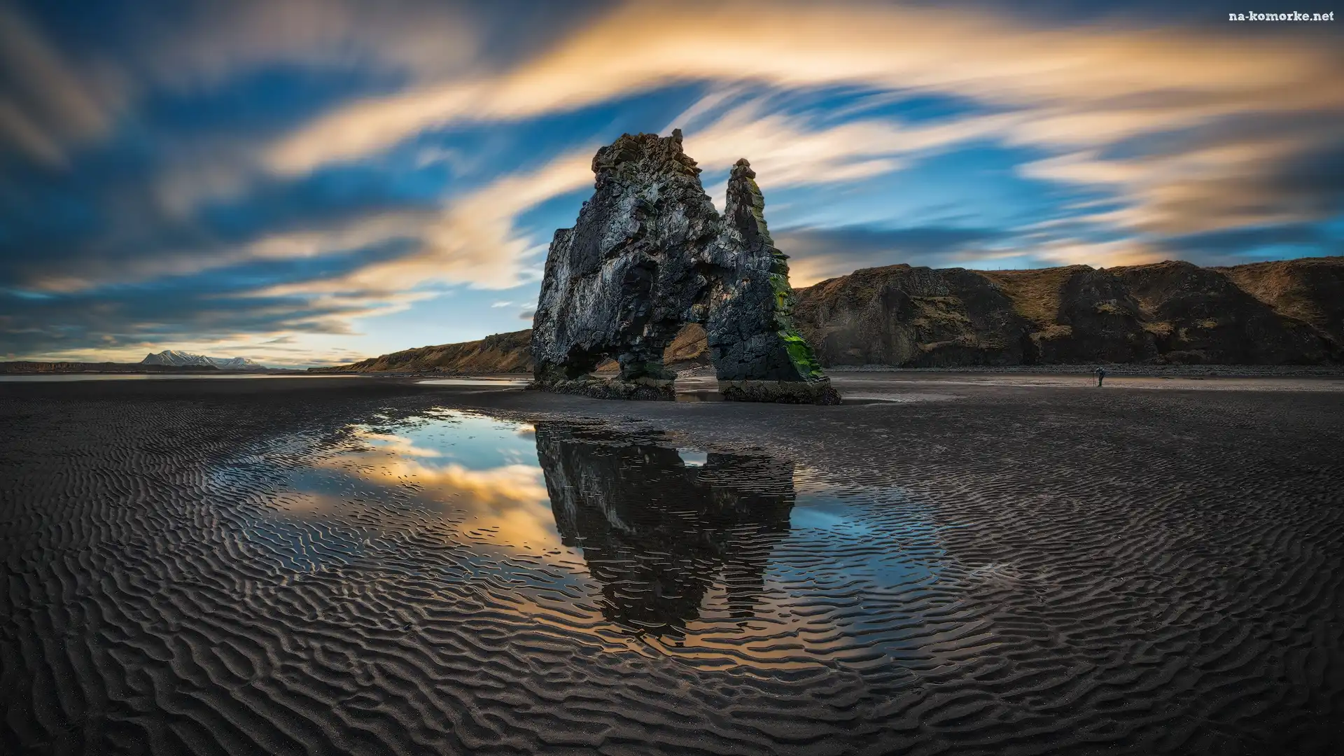 Islandia, SkaÅ‚a HvÃtserkur, Wschód sÅ‚oÅ„ca, Plaża, Isafjordur