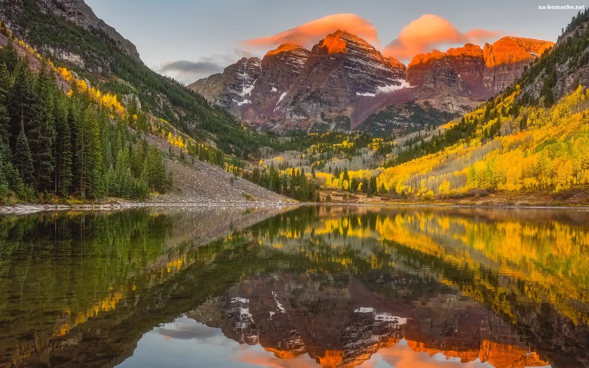 Jezioro Maroon Lake, Stan Kolorado, Jesień, Góry Skaliste, Odbicie, Stany Zjednoczone, Drzewa, Szczyty Maroon Bells