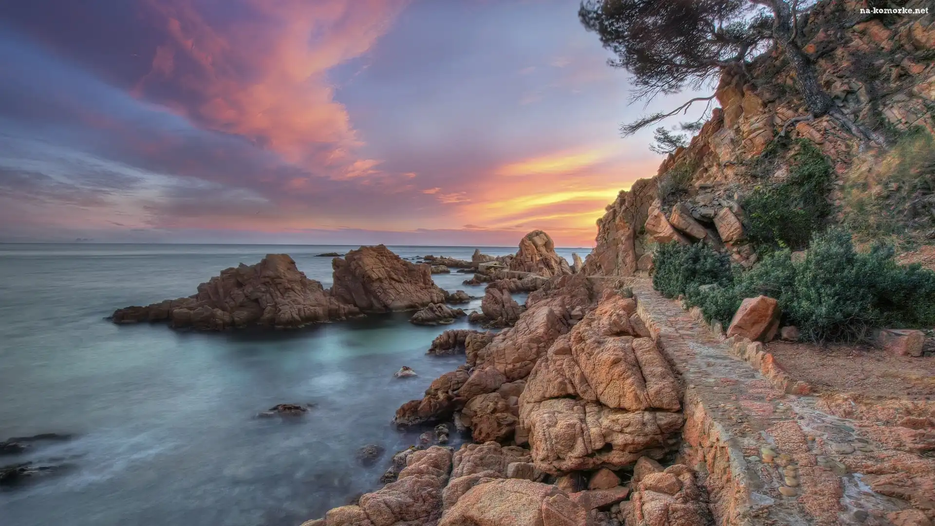 Kurort Rosamar Cala, Drzewa, Chmury, Costa Brava, Hiszpania, Morze, Skały