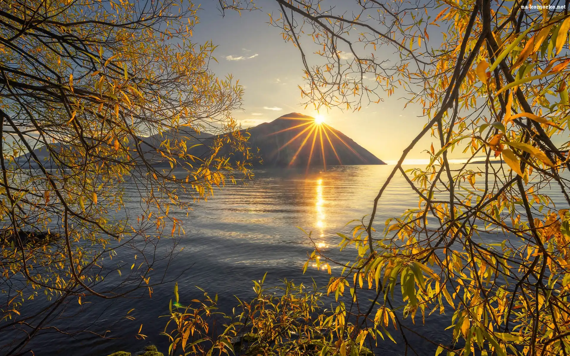 Ohau Lake, Ben Ohau, Gałęzie, Nowa Zelandia, Góry, Promienie słońca, Jesień, Jezioro