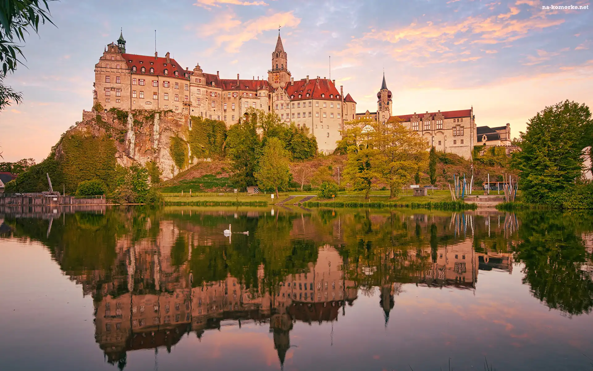 Niemcy, Zachód słońca, Rzeka Dunaj, Drzewa, Zamek Sigmaringen, Łabędzie, Niebo, Chmury