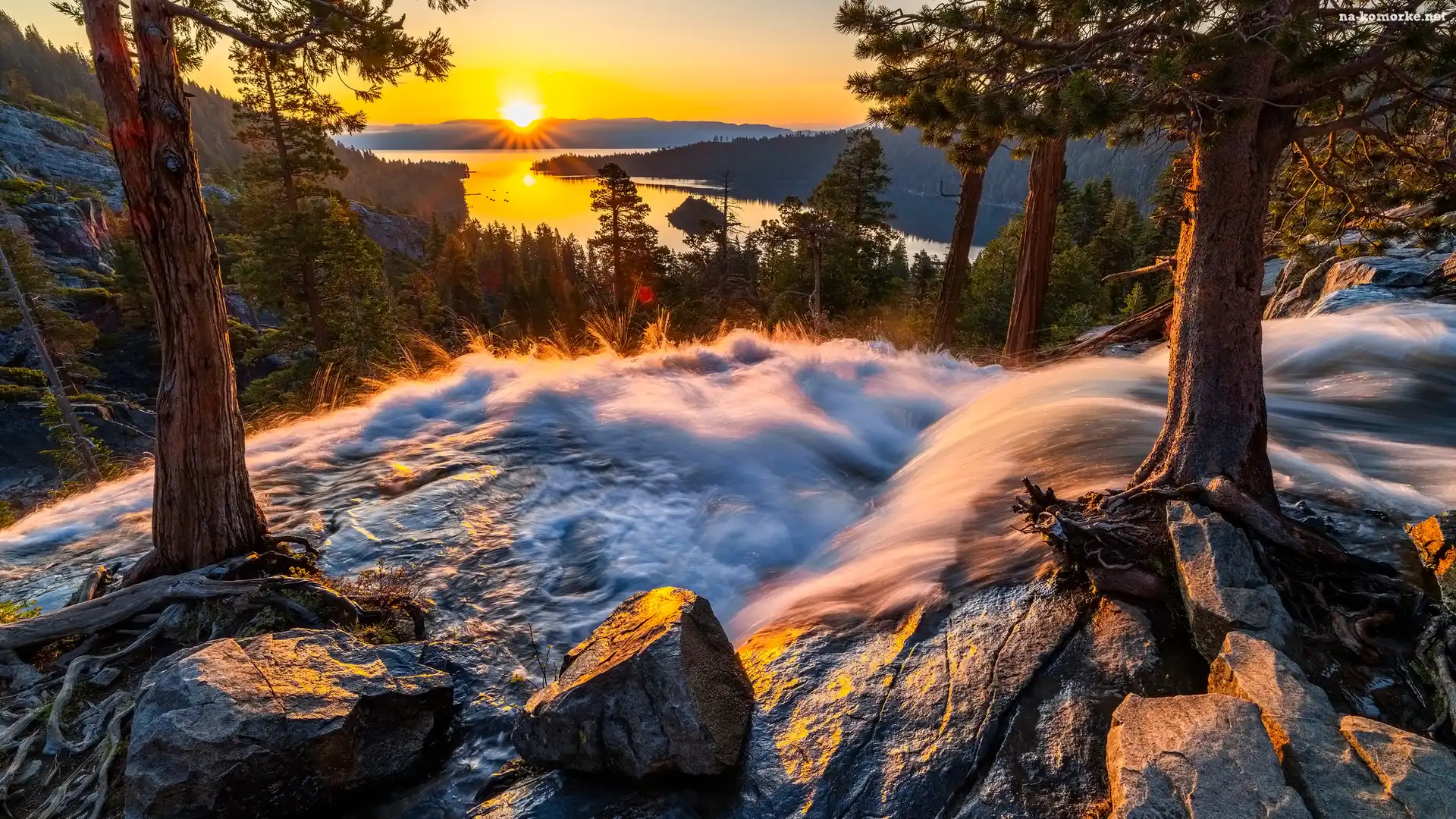 Jezioro, Drzewa, Stany Zjednoczone, Sierra Nevada, Góry, Promienie słońca, Zachód słońca, Kamienie, Tahoe Lake