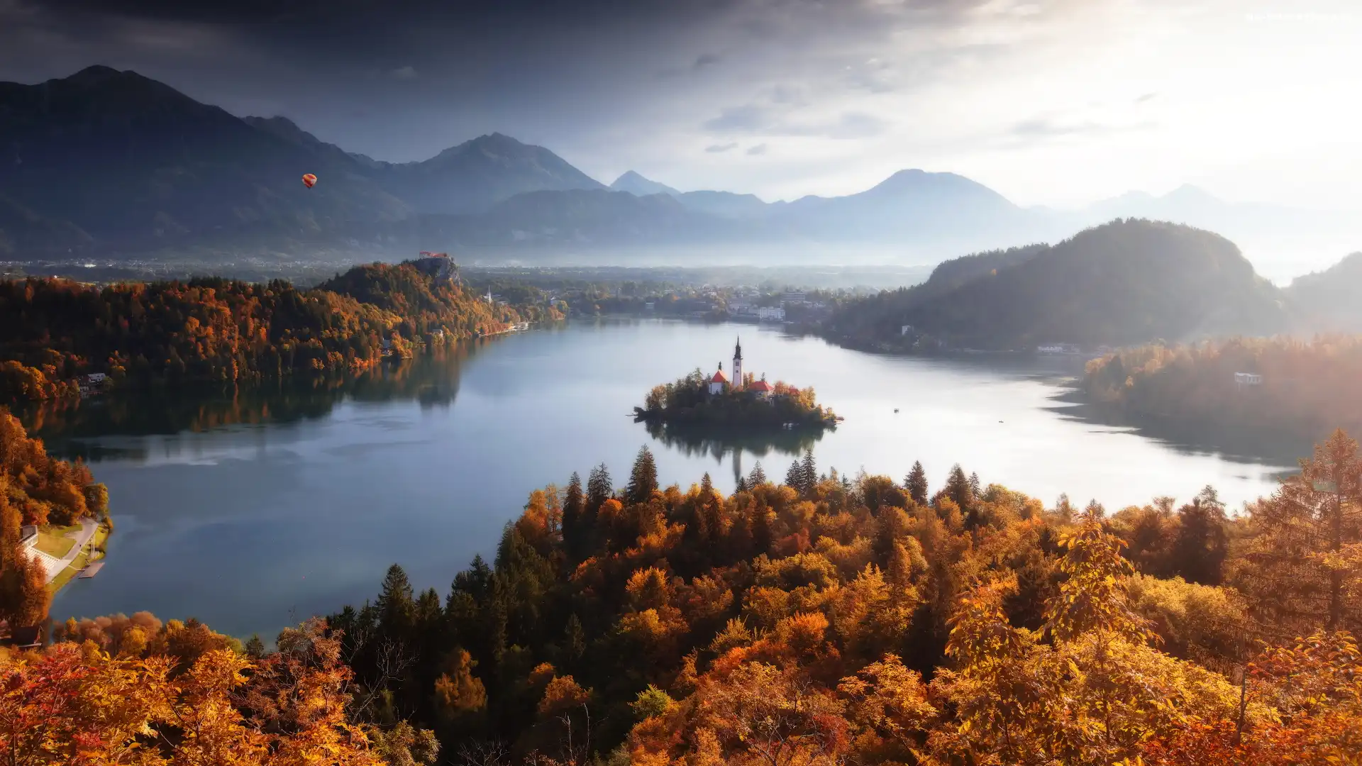 Jesień, Chmury, Jezioro Bled, Słowenia, Wyspa Blejski Otok, Kościół Wniebowzięcia Marii Panny, Góry, Drzewa