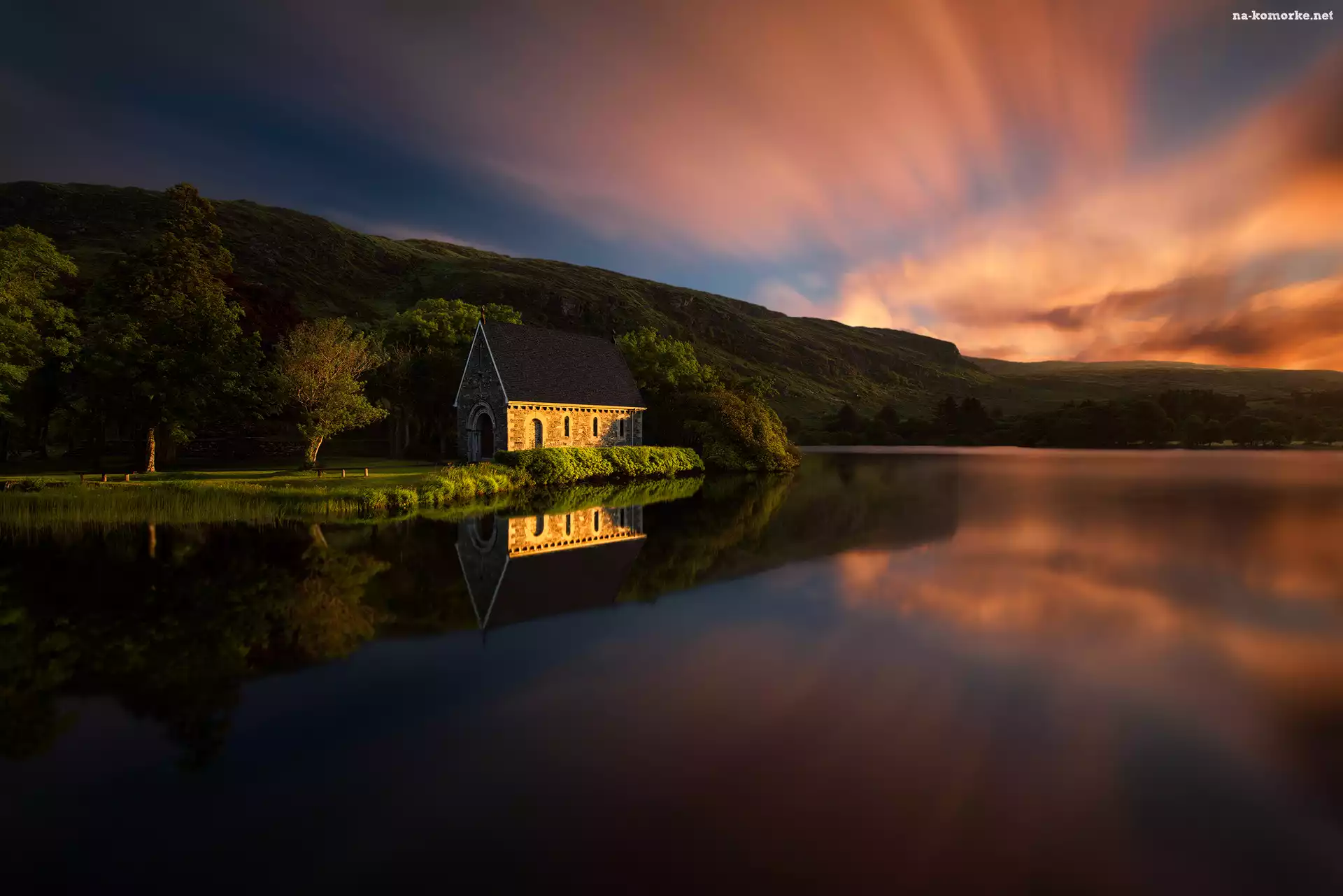 Kaplica ślubna St Finbarrs Oratory, Hrabstwo Cork, Irlandia, Drzewa, Park Narodowy Gougane Barra National Forest Jezioro Gouganebarra Lake, Zachód słońca