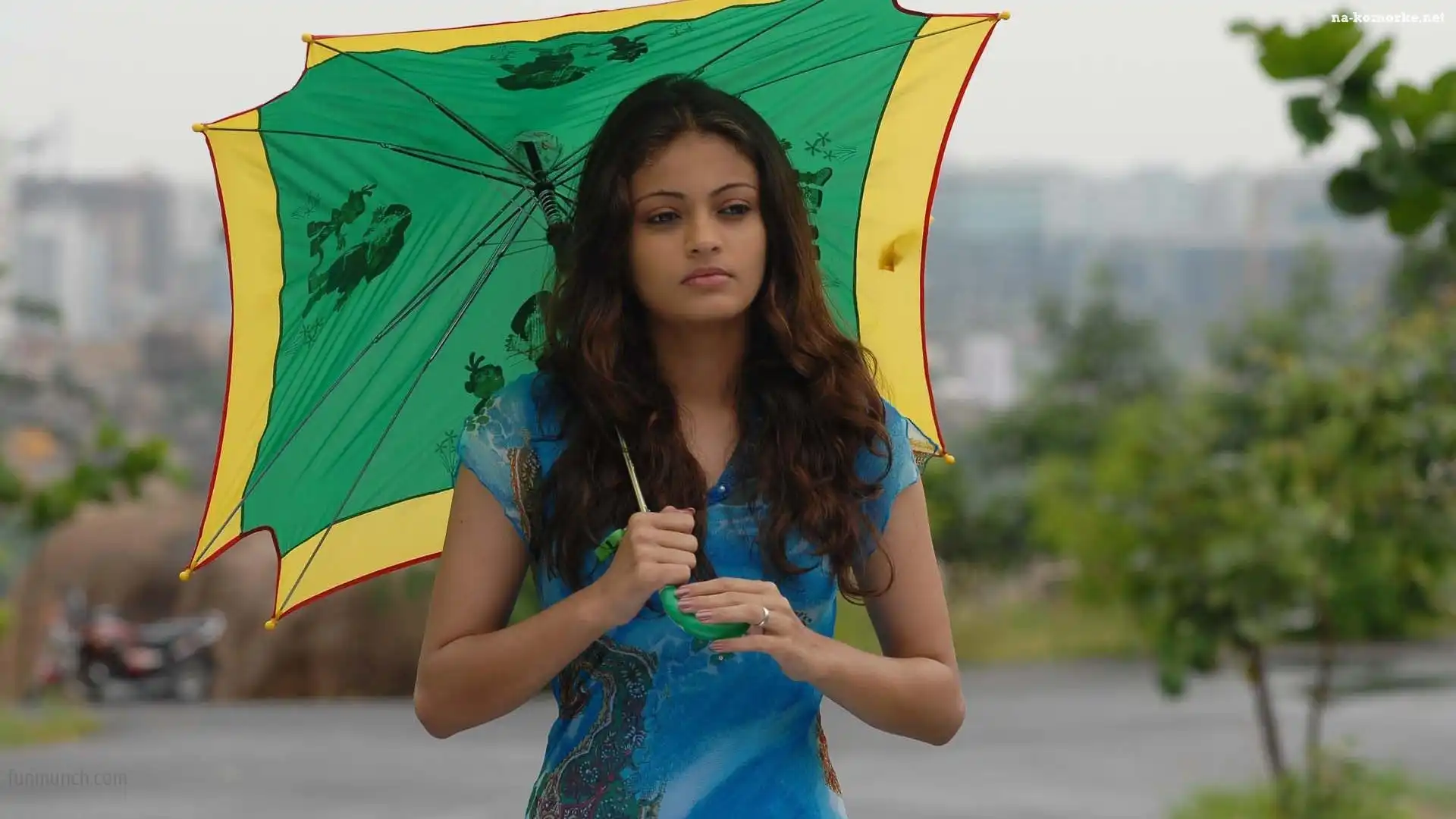 Sneha Ullal, Parasol, Niebieska, Sukienka