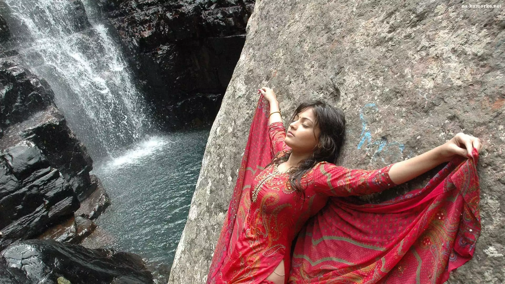 Sneha Ullal, Skała, Suknia, Wodospad