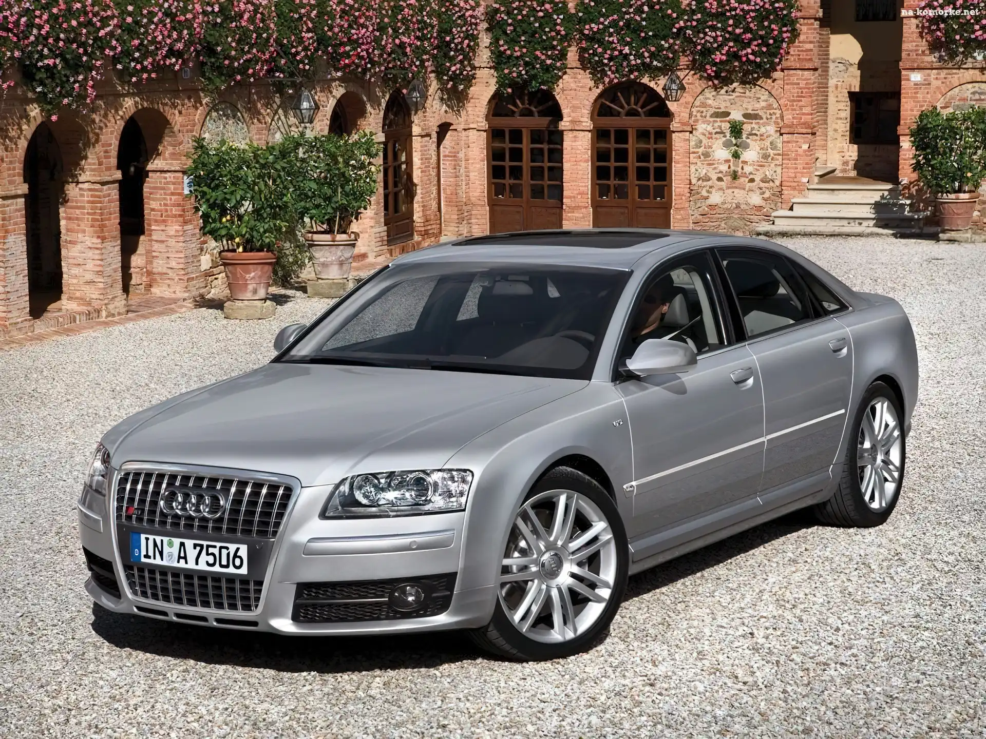 Srebrne, Dworek, Audi S8