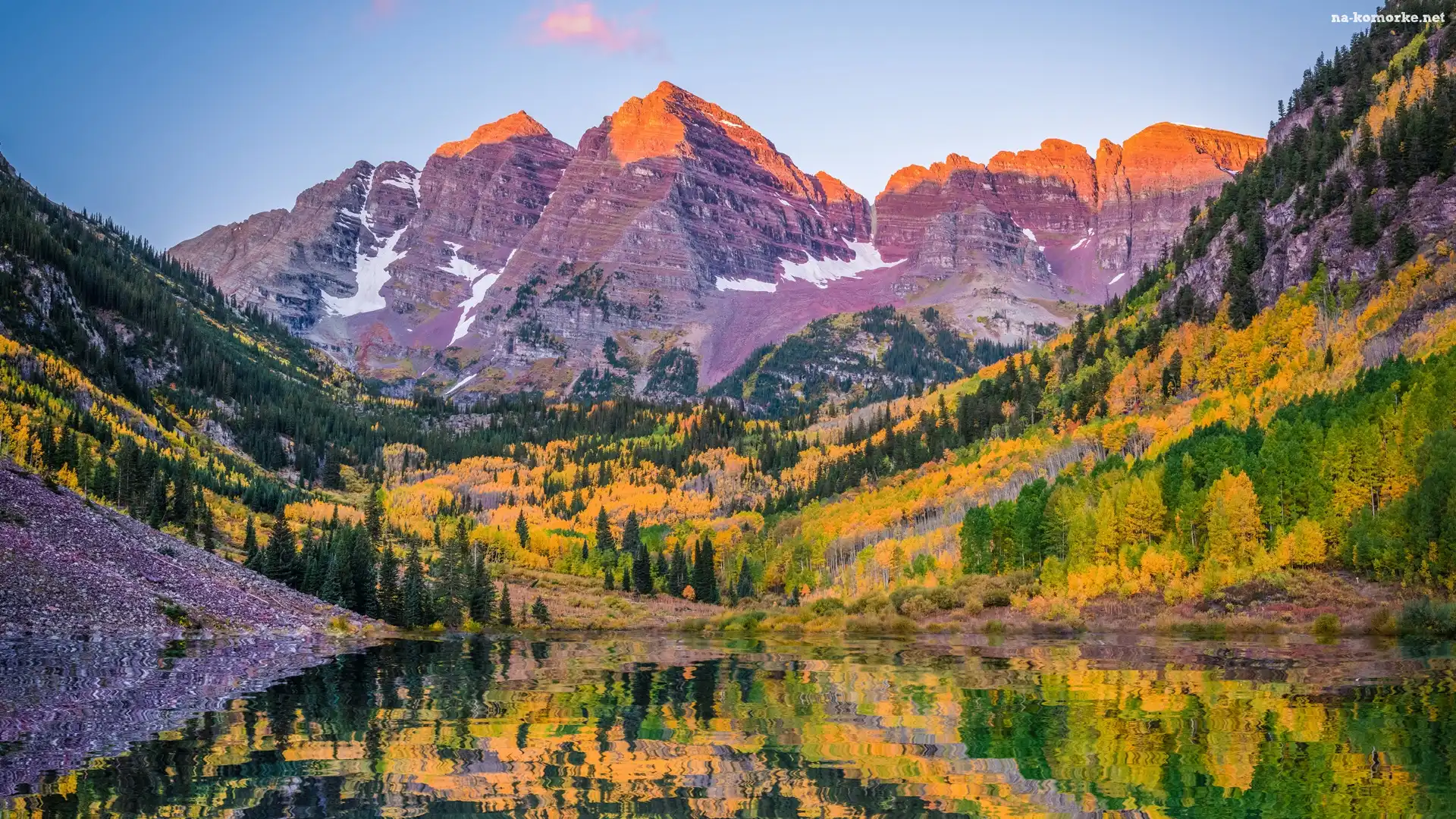 Góry Skaliste, Stan Kolorado, Stany Zjednoczone, Szczyty Maroon Bells, Jezioro Maroon Lake, Odbicie, Drzewa