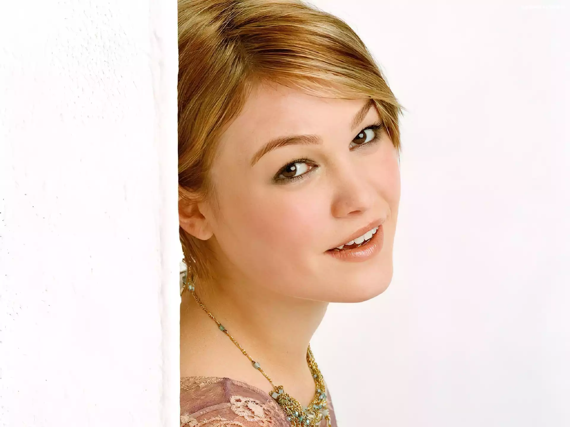 Julia Stiles, naszyjnik