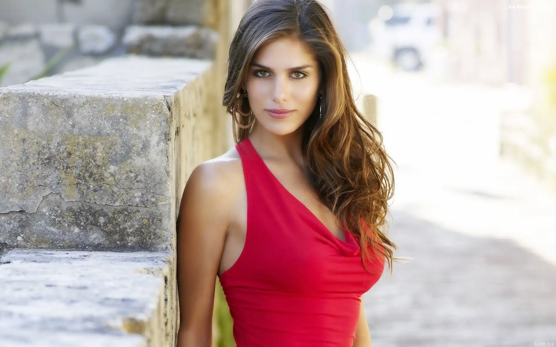 Czerwona Sukienka, Anahi Gonzales, Kobieta, Murek, Brunetka, makijaż