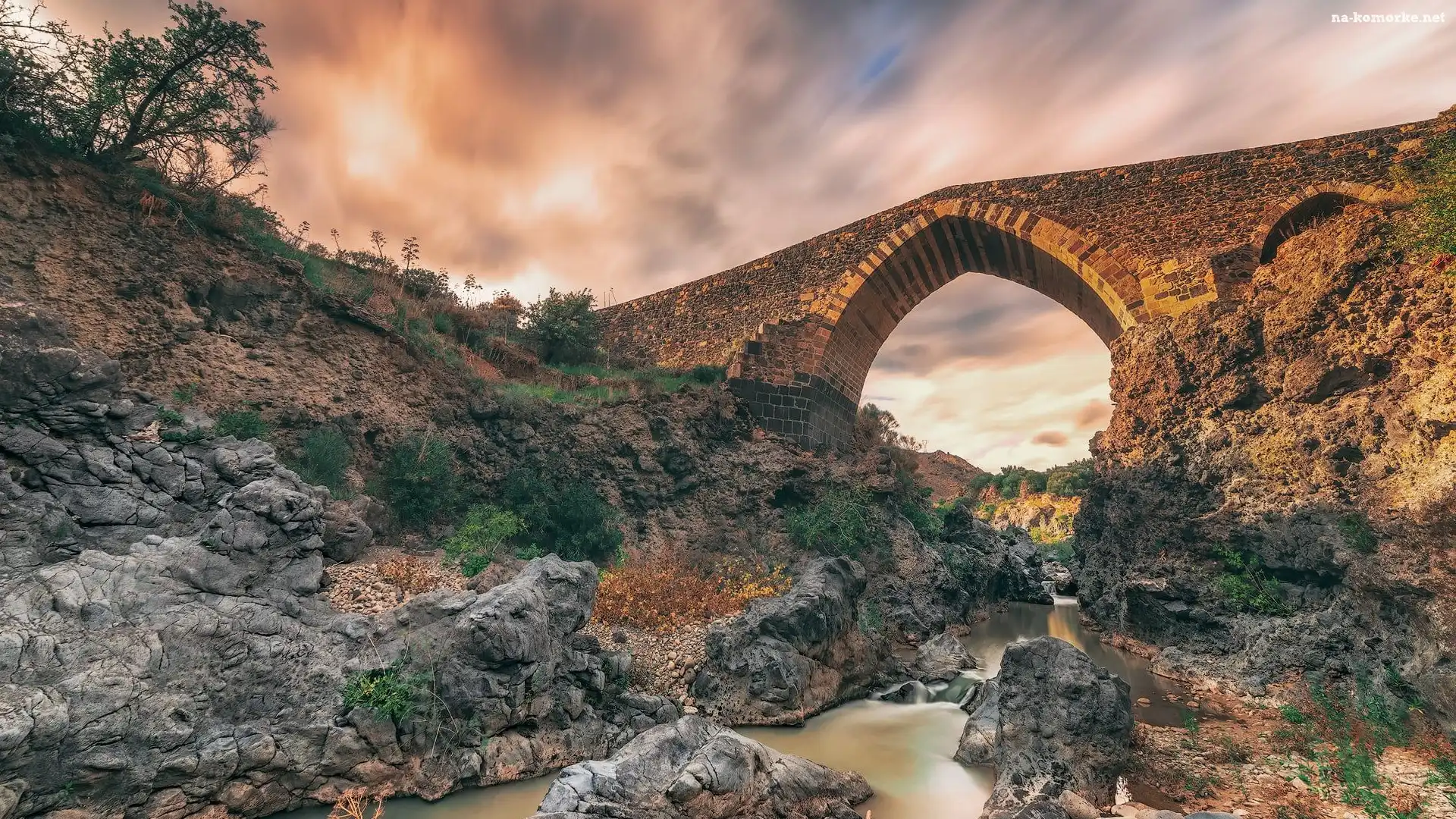Rzeka Simeto, Sycylia, Kamienny, Włochy, Skały, Most, Ponte dei Saraceni, Drzewa