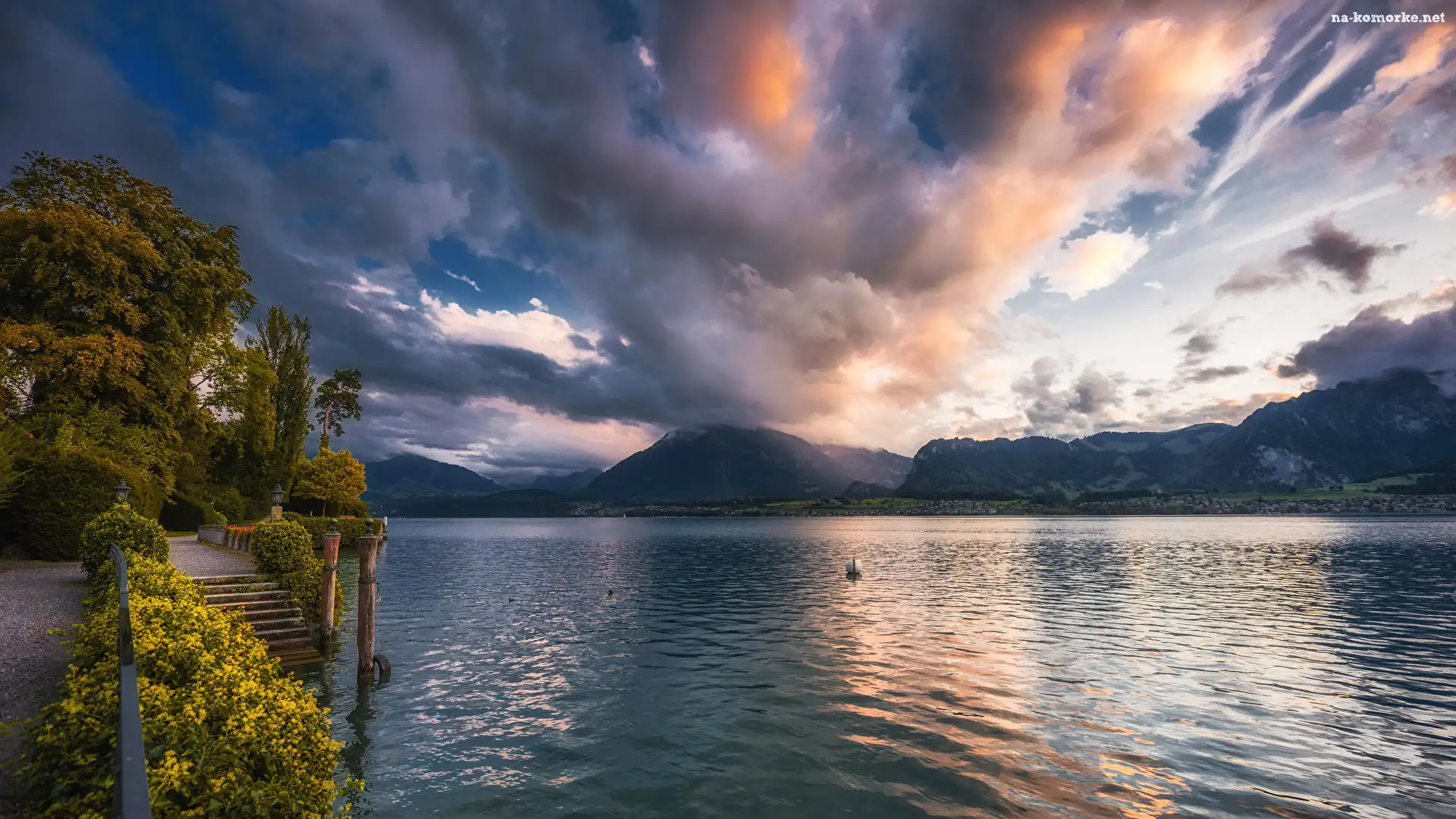 Jezioro Thunersee, Szwajcaria, Chmury, Góry, Łabędź, Kanton Berno, Schody, Niebo, Drzewa