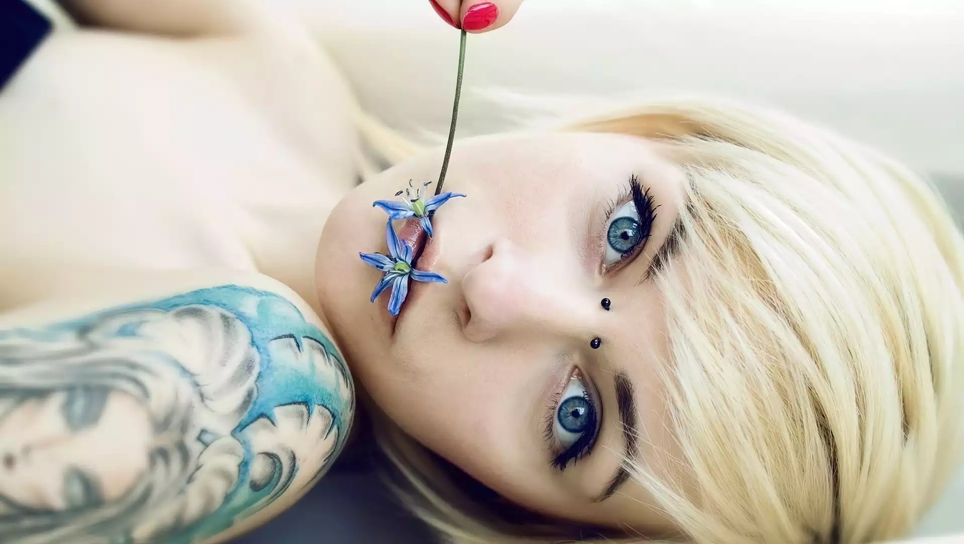 Tatuaż, Blondynka, Kobieta, Piercing, Kwiatek, Kolczyki
