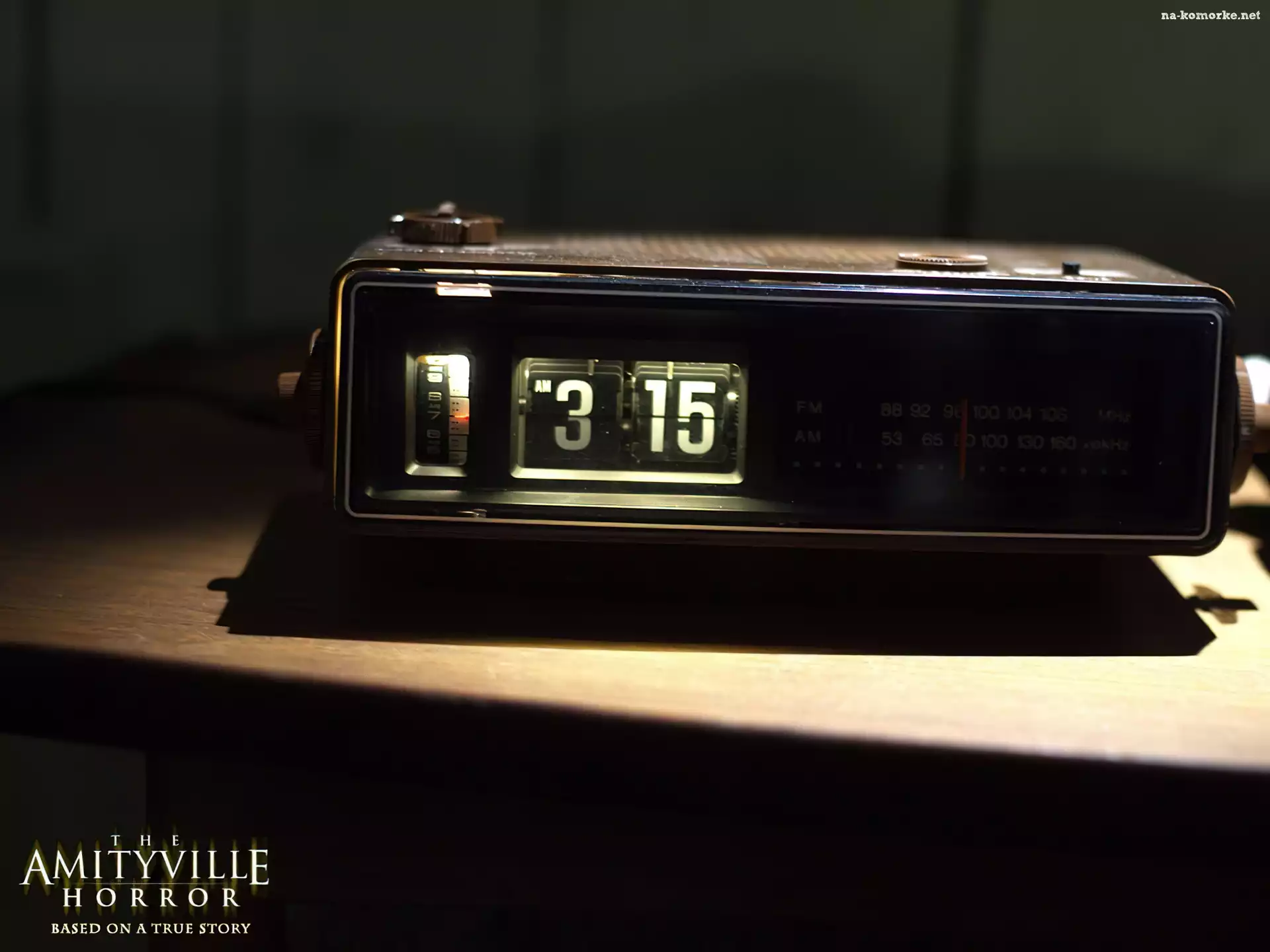 stolik, The Amityville Horror, radio, budzik, godzina