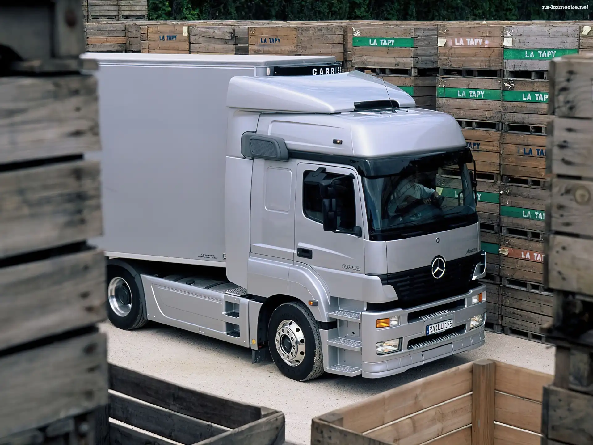 Srebny TIR Mercedes