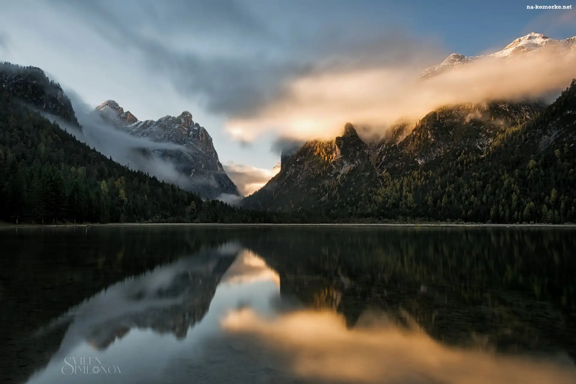 Drzewa, Góry, Chmury, Jezioro Toblacher See, Włochy, Dolomity, Prowincja Bolzano, Lago di Dobbiaco, Odbicie