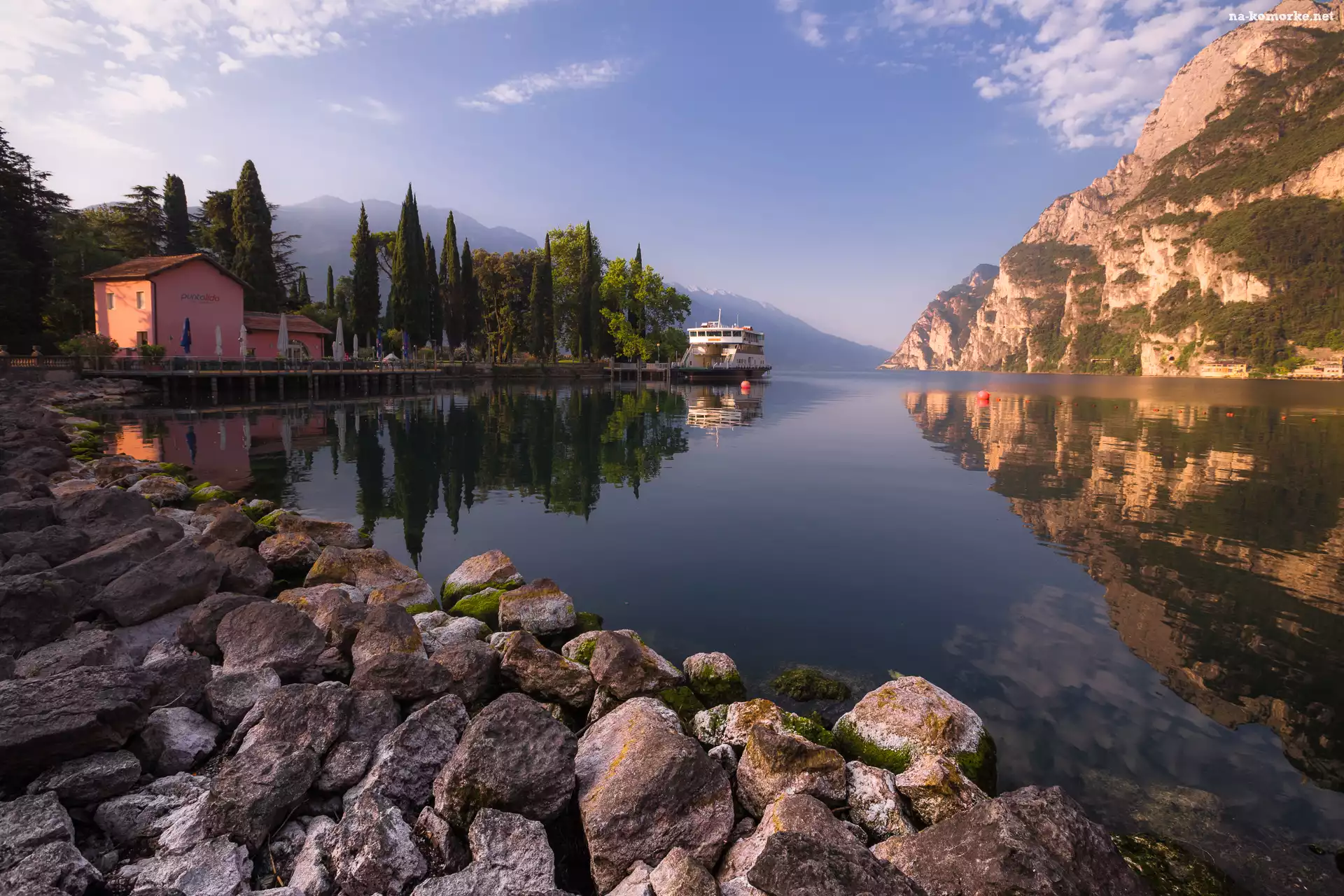Jezioro Garda, Trento, Dom, Włochy, Góry, Statek, Kamienie, Riva del Garda