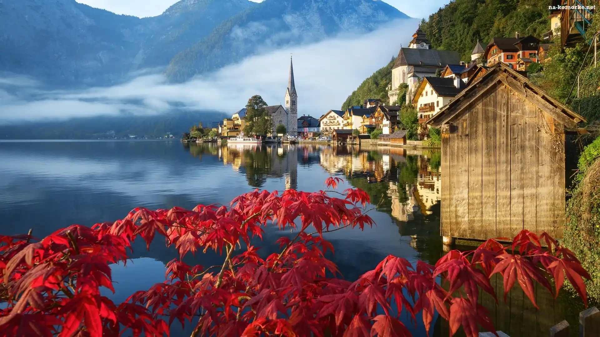 Jezioro Hallstättersee, Austria, Góry, Domy, Liście, Hallstatt, Czerwone, Kościół, Mgła