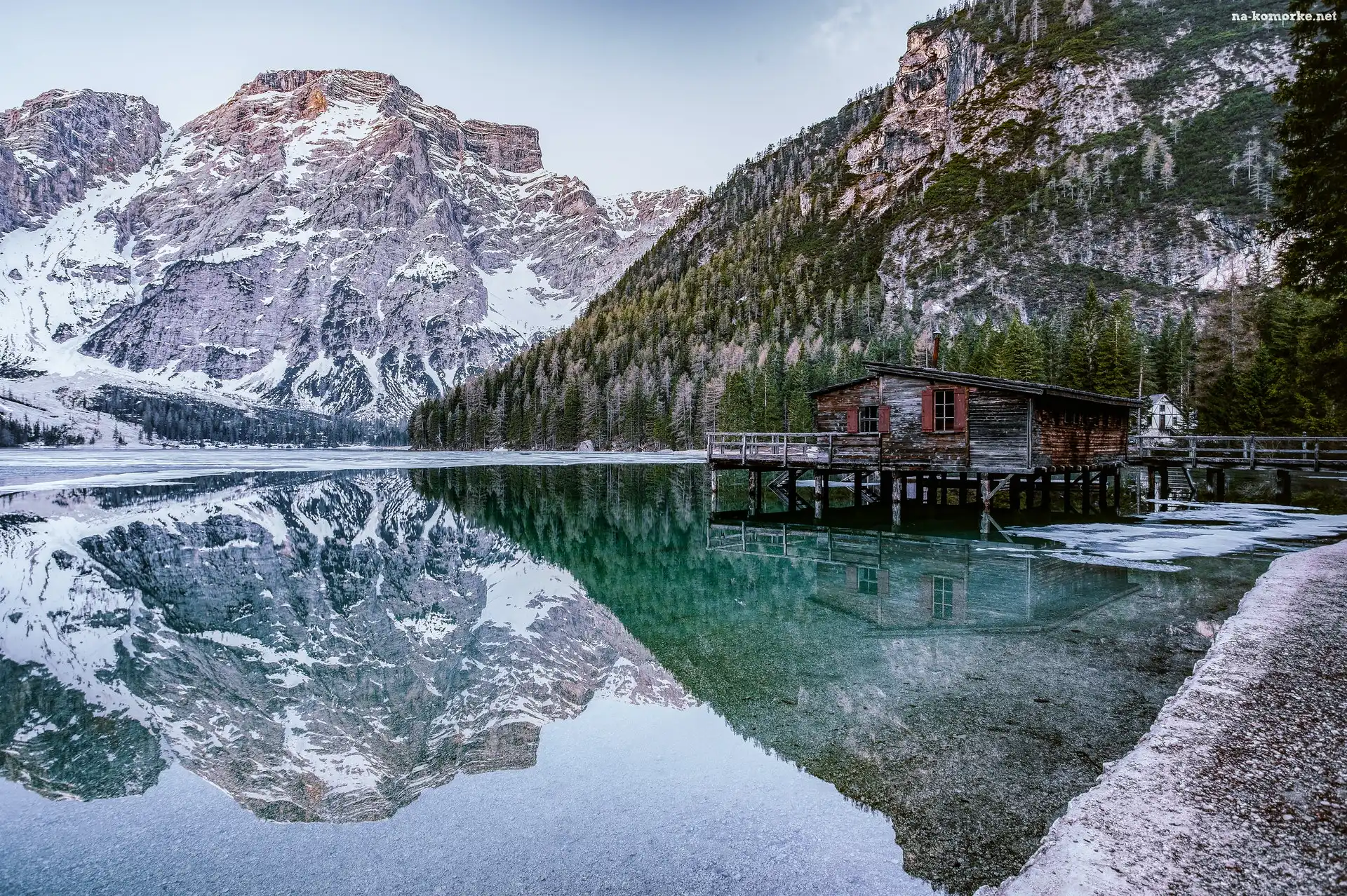 Domek, Południowy Tyrol, Jezioro, Włochy, Góry Dolomity, Pragser Wildsee, Drzewa, Zima