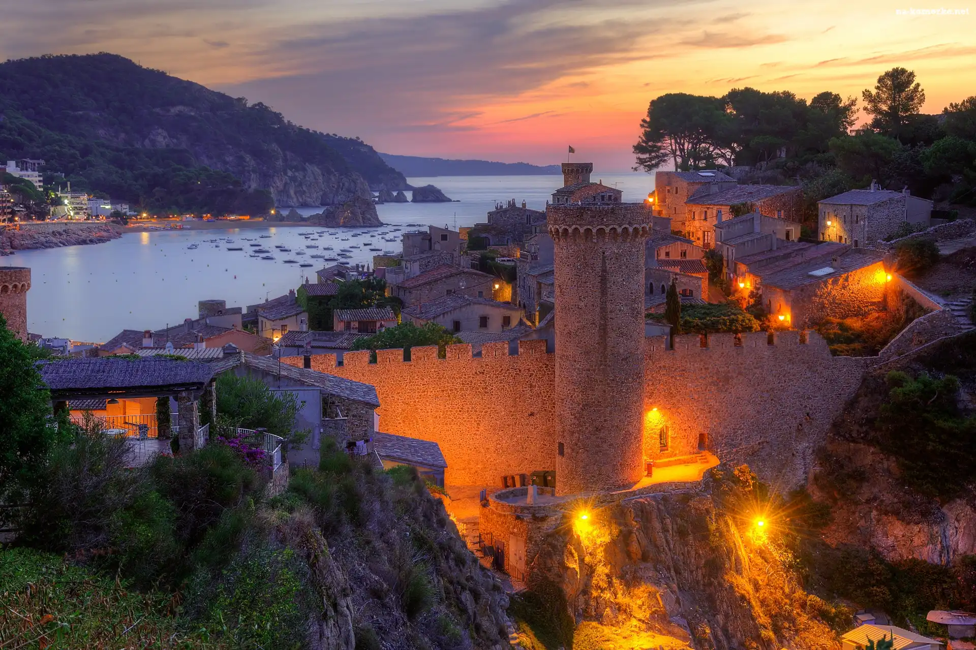 Vila Vella, Domy, Hiszpania, Światła, Prowincja Girona, Tossa de Mar, Mury obronne, Góry, Morze, Świt