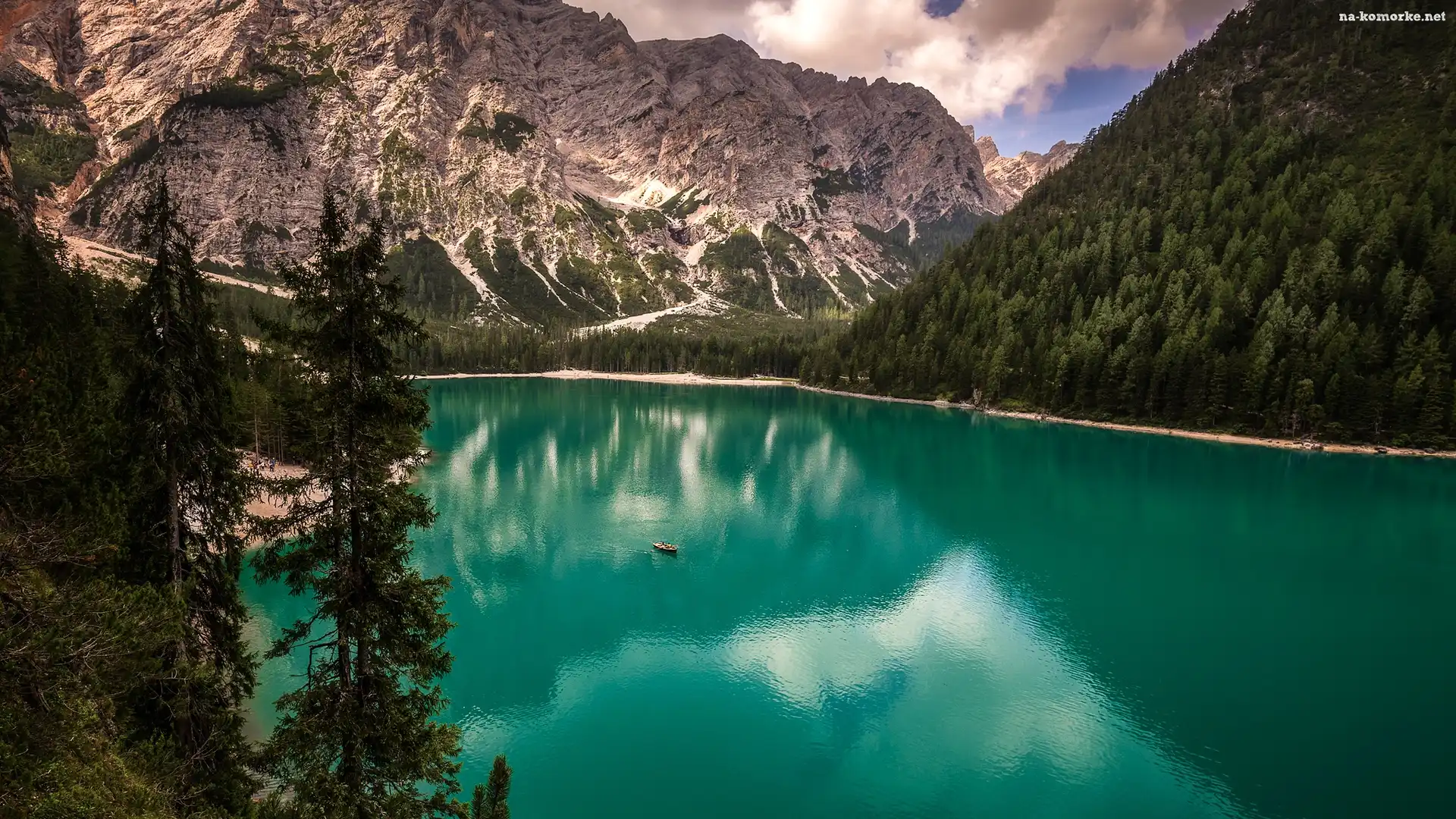 Jezioro Pragser Wildsee, Góry, Świerki, Lago di Braies, Włochy, Dolomity, Południowy Tyrol, Drzewa, Łódka