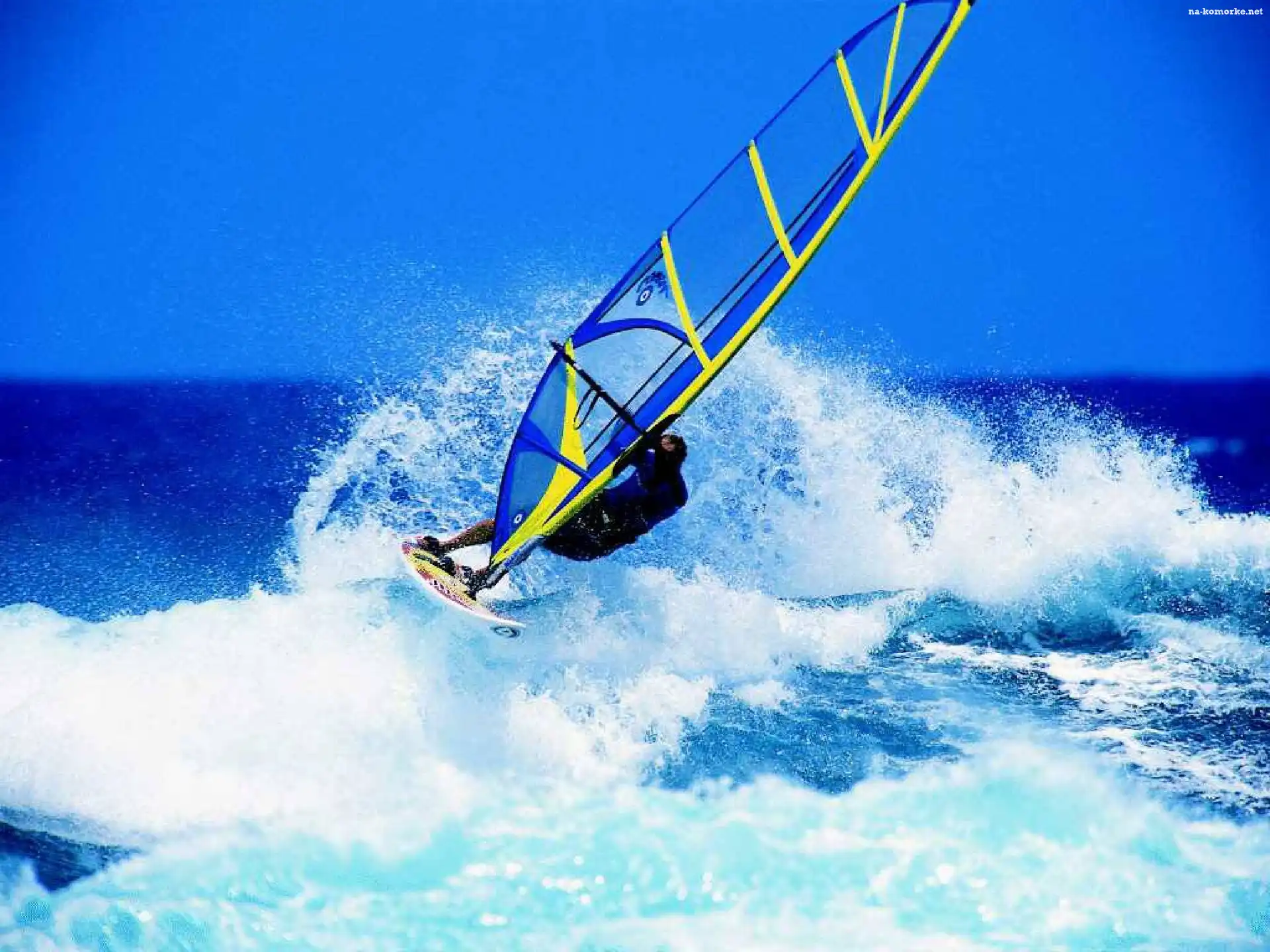 Windsurfing, żółto niebieski żagiel