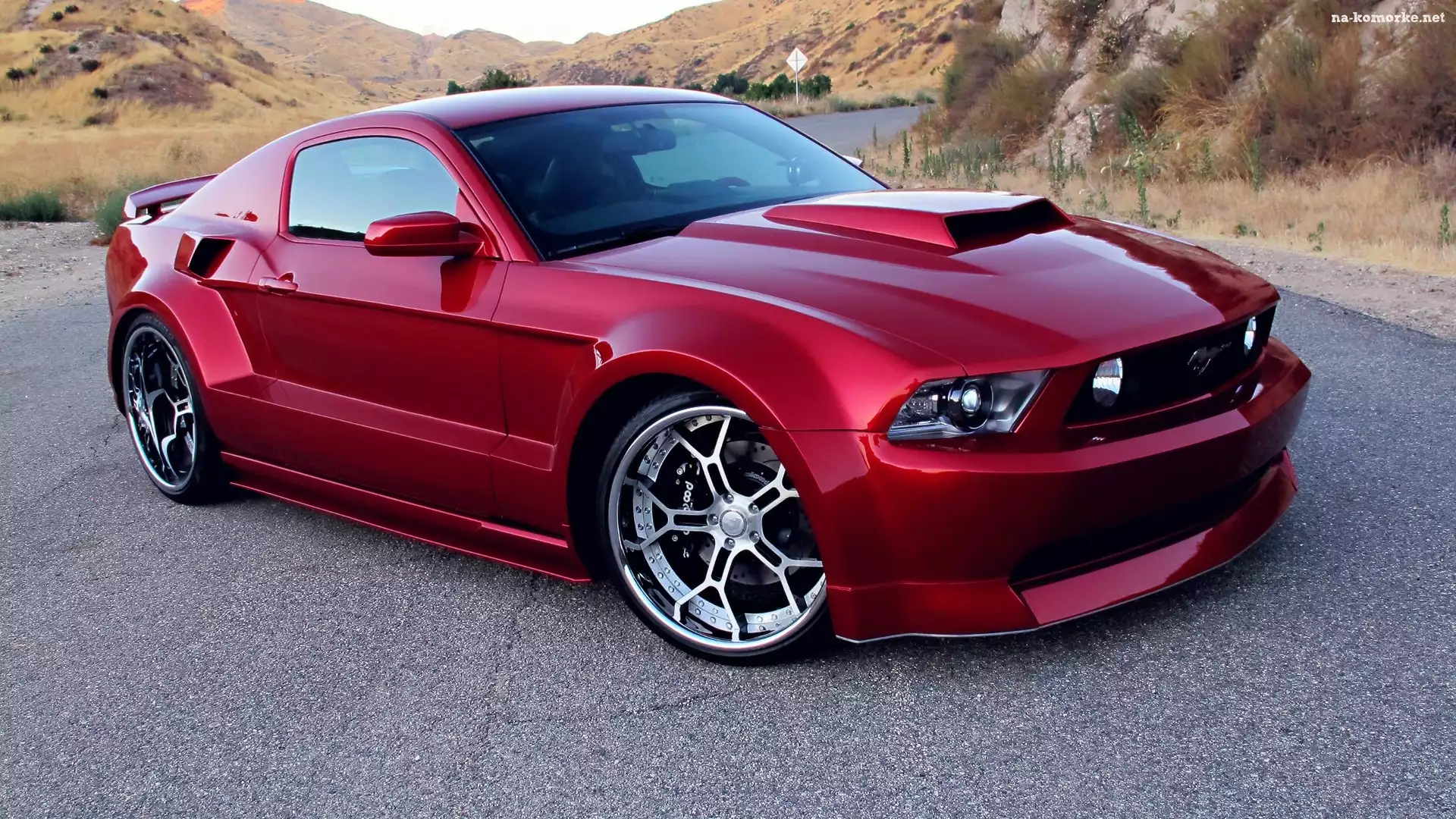 Wiśniowy, Ford Mustang, Droga