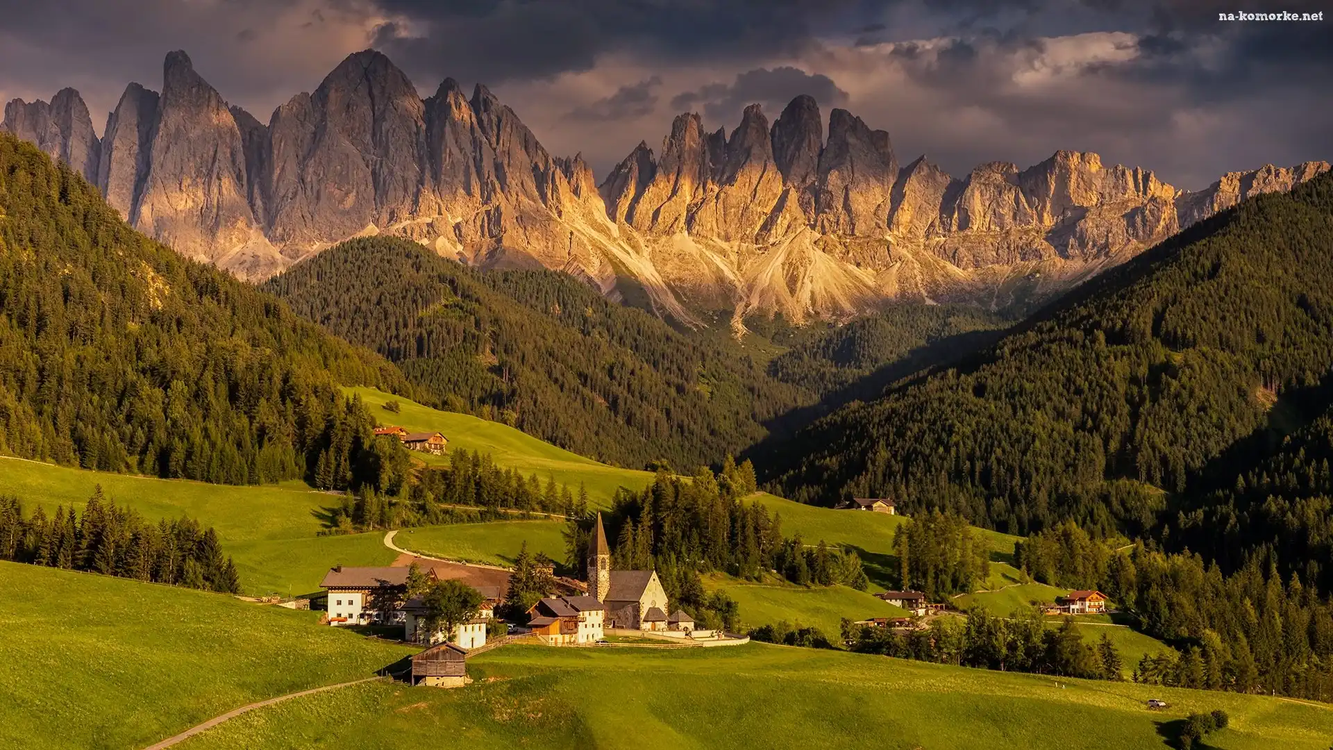 Włochy, Domy, Wieś Santa Maddalena, Dolomity, Chmury, Góry, Lasy, Dolina Val di Funes, Drzewa, Kościół, Masyw Odle