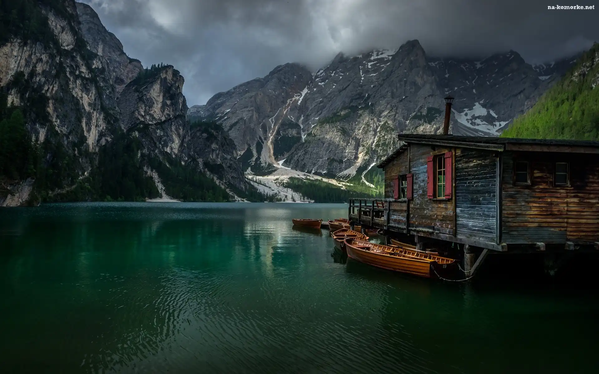 Włochy, Góry, Lago di Braies, Południowy Tyrol, Drzewa, Pomost, Domek, Jezioro Pragser Wildsee, Łódki, Dolomity, Drewniany