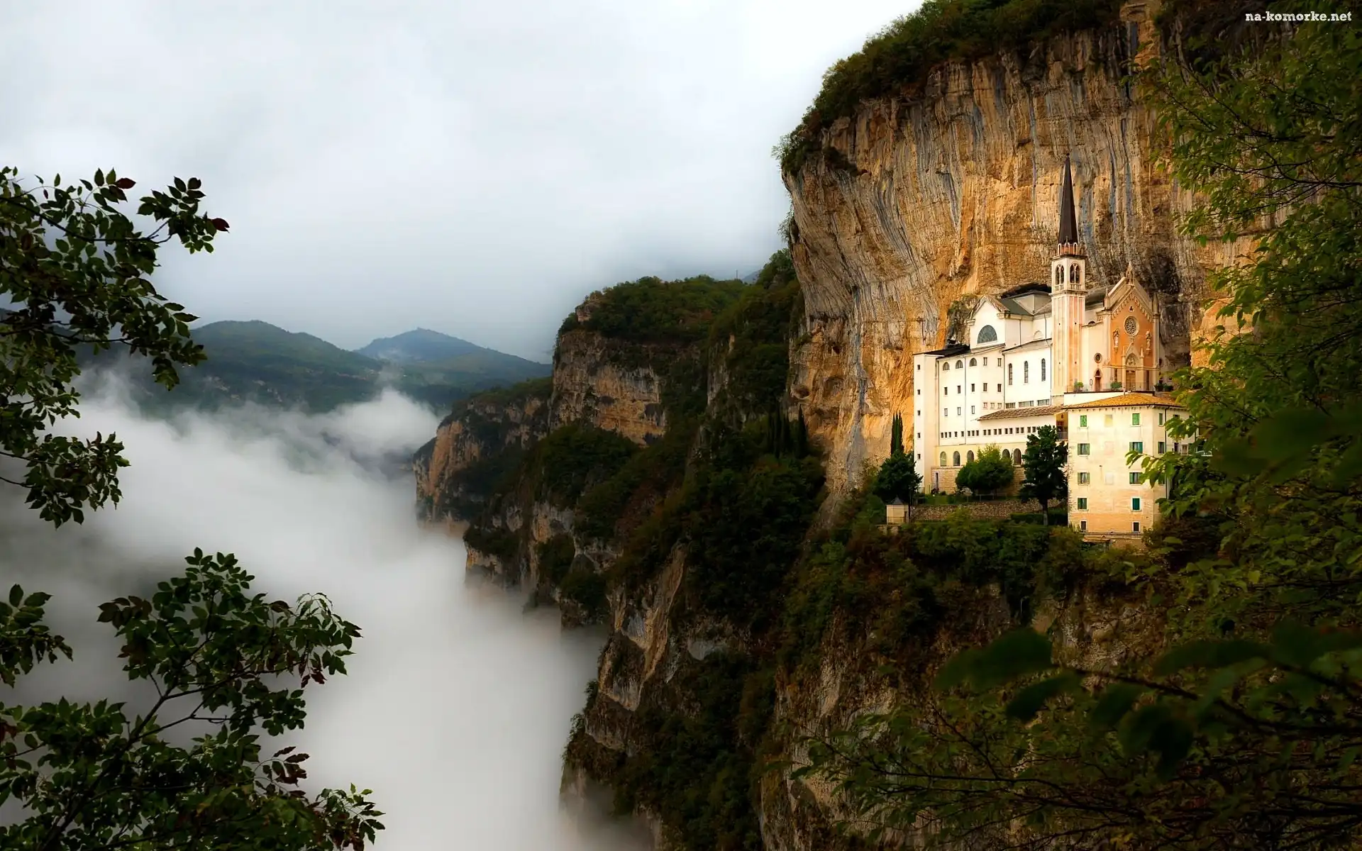 Włochy, Sanctuary of Madonna della Corona, Sanktuarium Madonna della Corona, Chmury, Spiazzi, Góry Monte Baldo