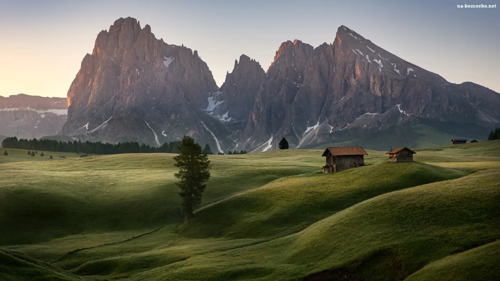 Włochy, Drzewa, Dolina Val Gardena, Chmury, Płaskowyż Seiser Alm, Dolomity, Góry Sassolungo, Domki