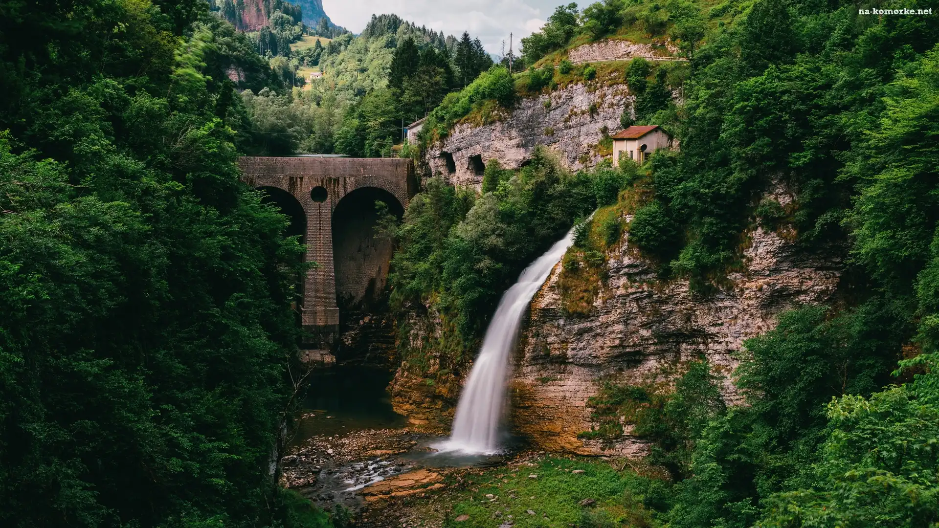 Wodospad Ponte Serra, Rzeka Cismon, Włochy, Most Ponte Serra, Prowincja Belluno, Miejscowość Lamon, Góry, Skały, Drzewa, Dom