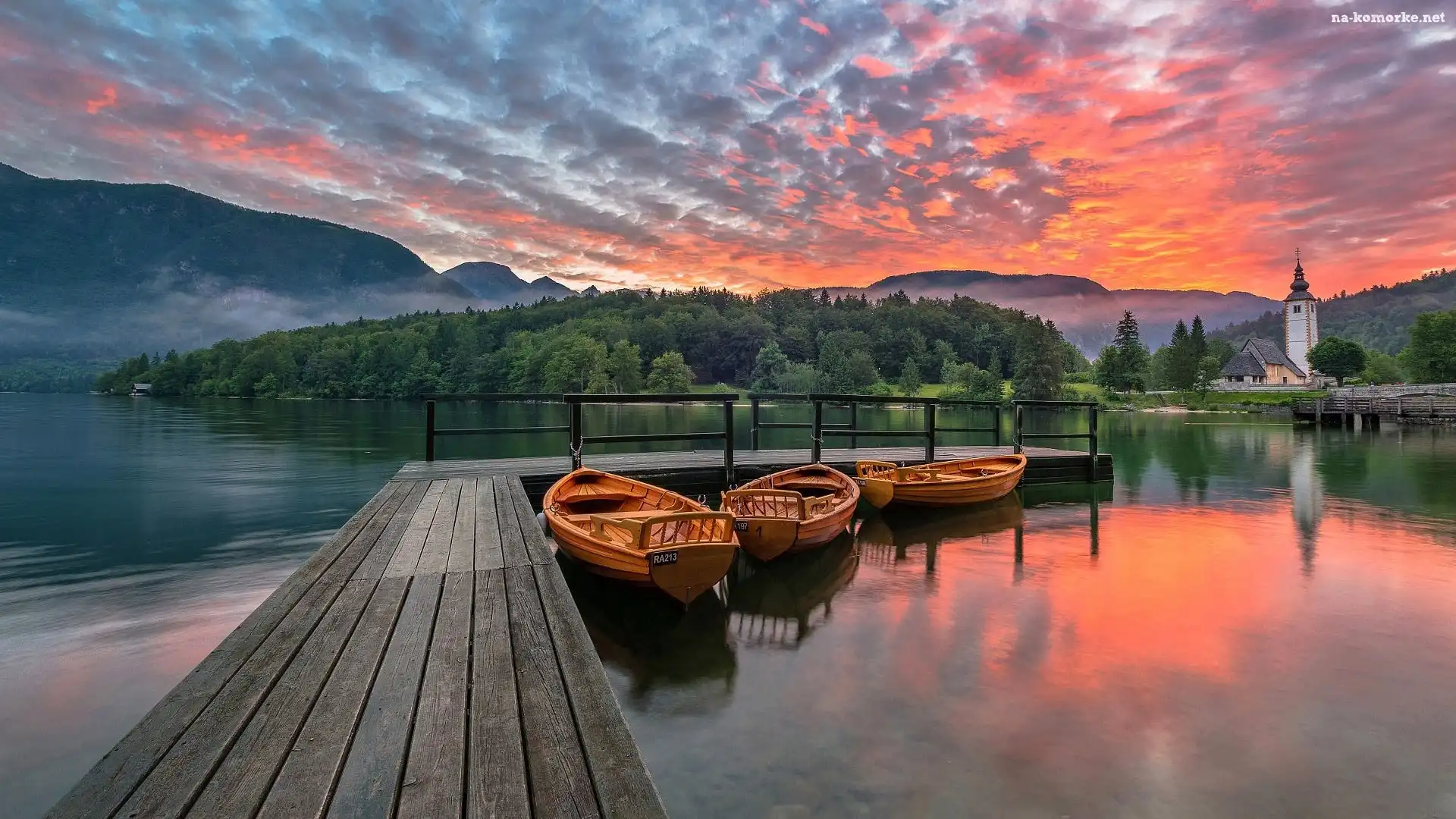 Kościół św Jana, Pomost, Wschód słońca, Jezioro Bohinj, Słowenia, Łódki, Gmina Bohinj, Drzewa, Chmury