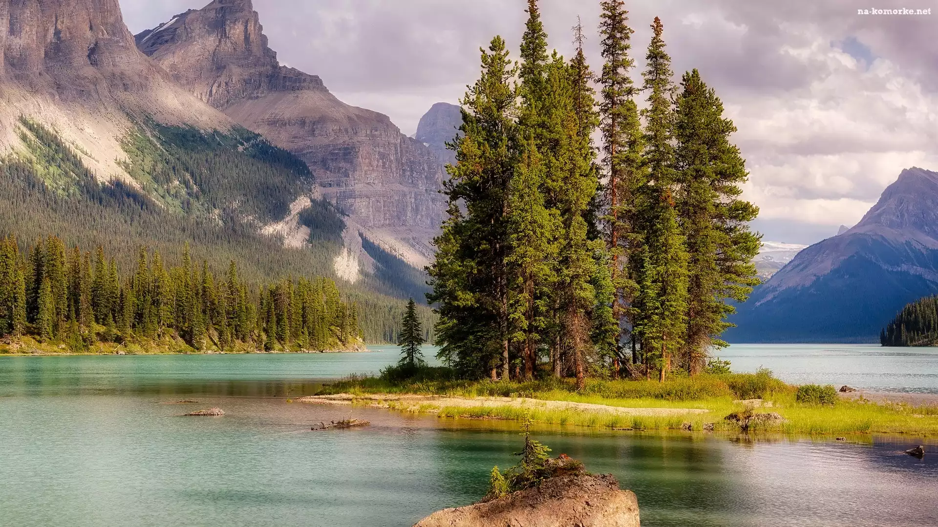 Wyspa Ducha, Góry, Drzewa, Wyspa Spirit Island, Jezioro Maligne, Park Narodowy Jasper, Kanada