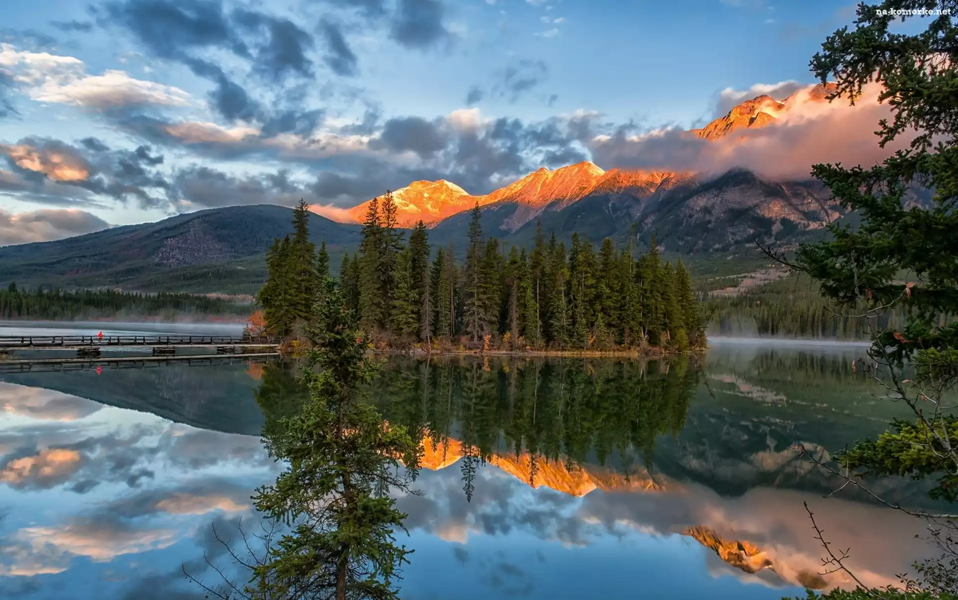 Wyspa Pyramid Island, Kanada, Chmury, Góry, Odbicie, Park Narodowy Jasper, Drzewa, Jezioro Pyramid Lake, Most
