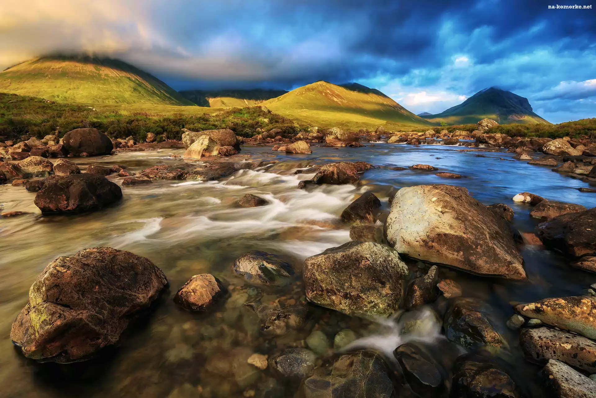 Szkocja, Kamienie, Rzeka Sligachan, Chmury, Wyspa Skye, Skały, Góry Cuillin, Góra Glamaig