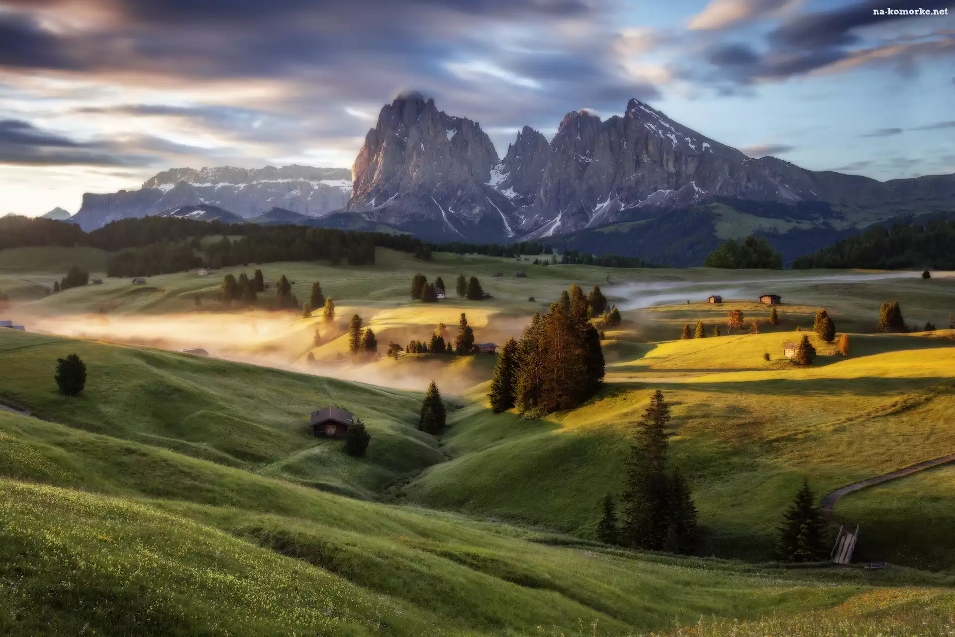 Wzgórza, Płaskowyż Seiser Alm, Drzewa, Włochy, Mgła, Dolina Val Gardena, Góry Sassolungo, Dolomity