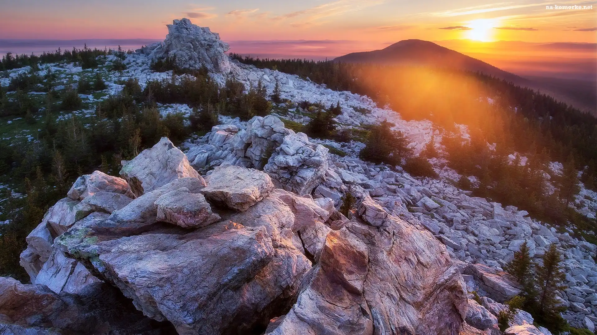 Zachód słońca, Obwód czelabiński, Południowy Ural, Rosja, Góry, Skały, Drzewa, Park Narodowy Ziuratkul