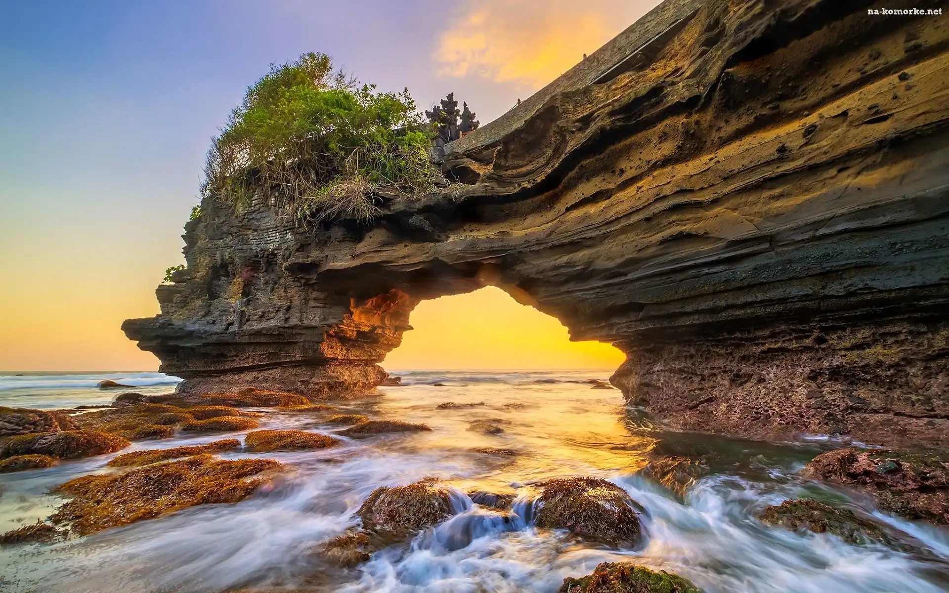 Tanah Lot, Indonezja, Drzewa, Skała, Zachód słońca, Wyspa Bali, Kamienie, Łuk, Omszałe