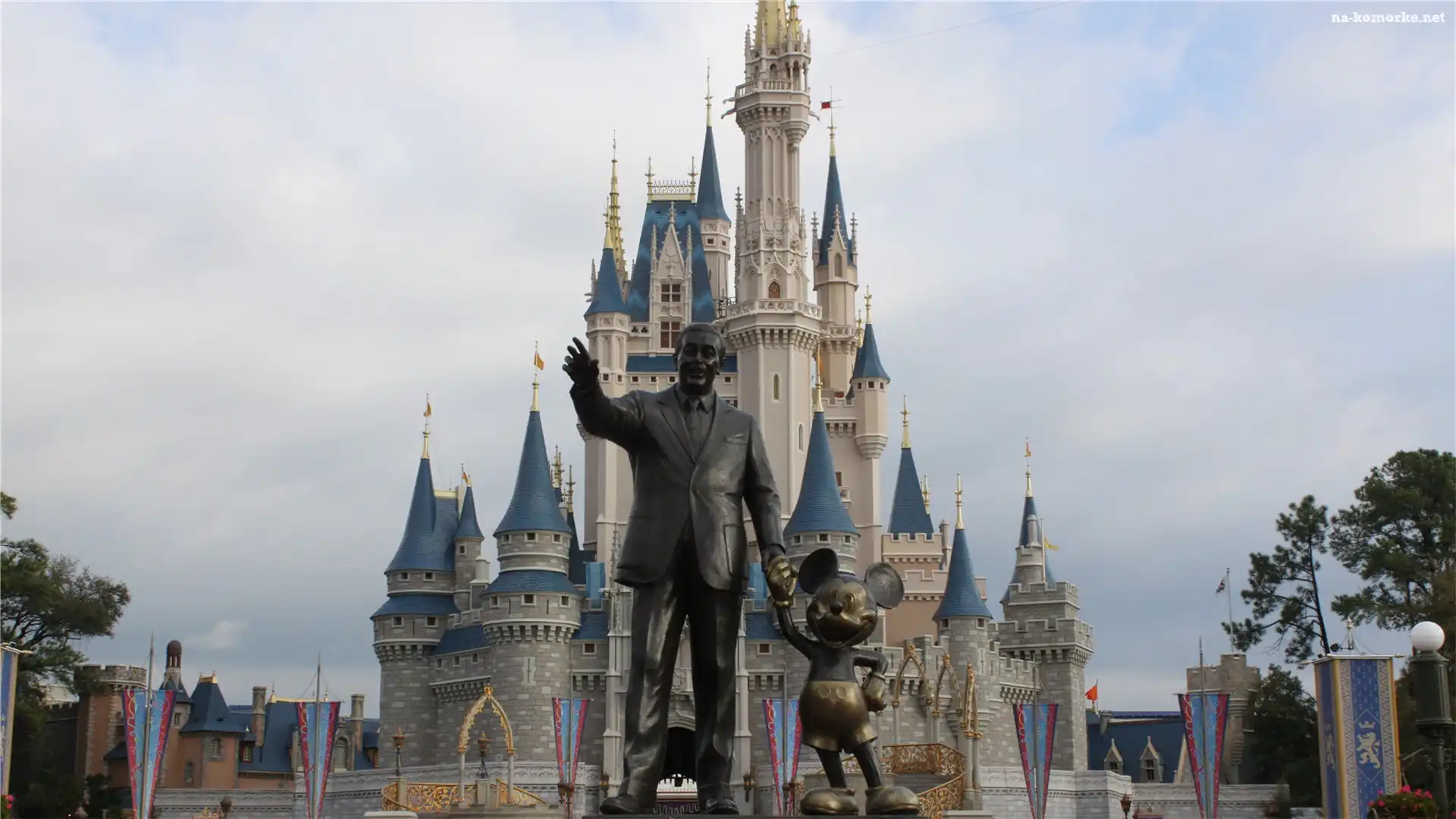 Disney, Zamek, Pomnik