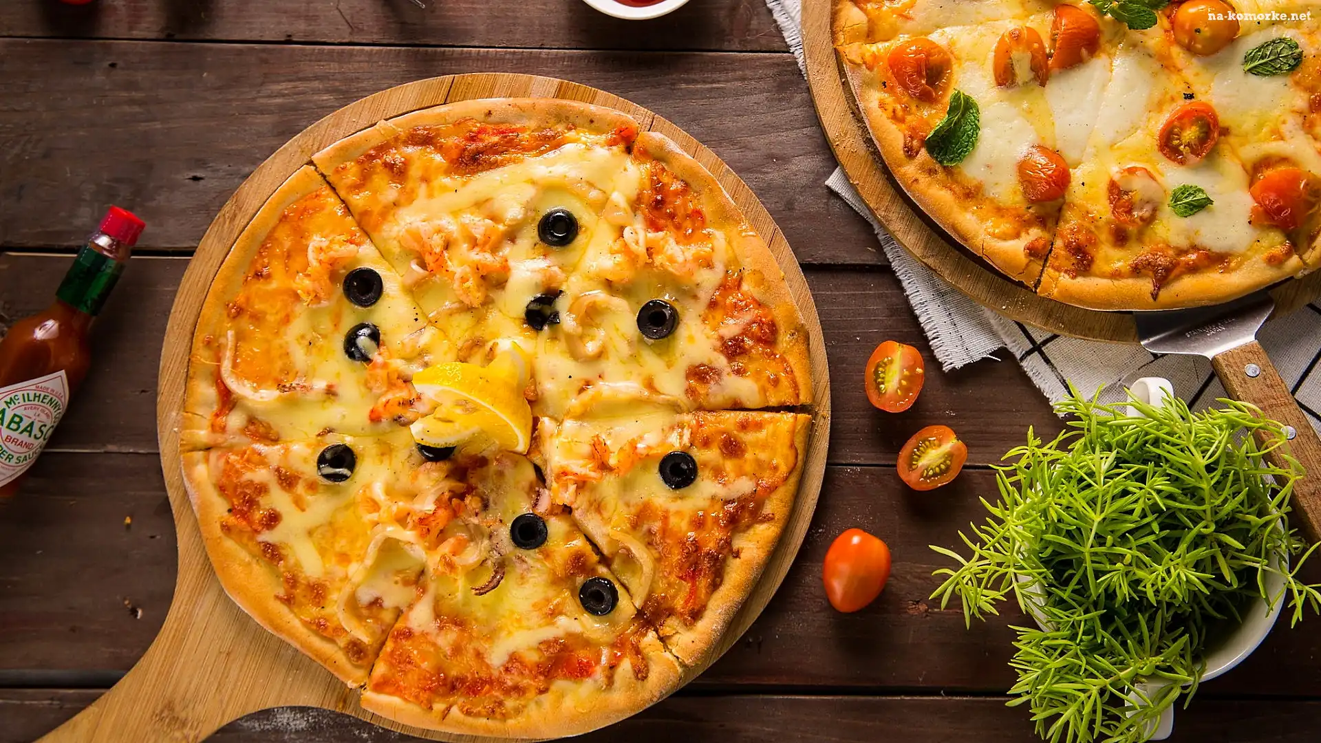 Pizza, Zioła, Oliwki, Deski, Ser, Pomidorki, Sos, Tabasco