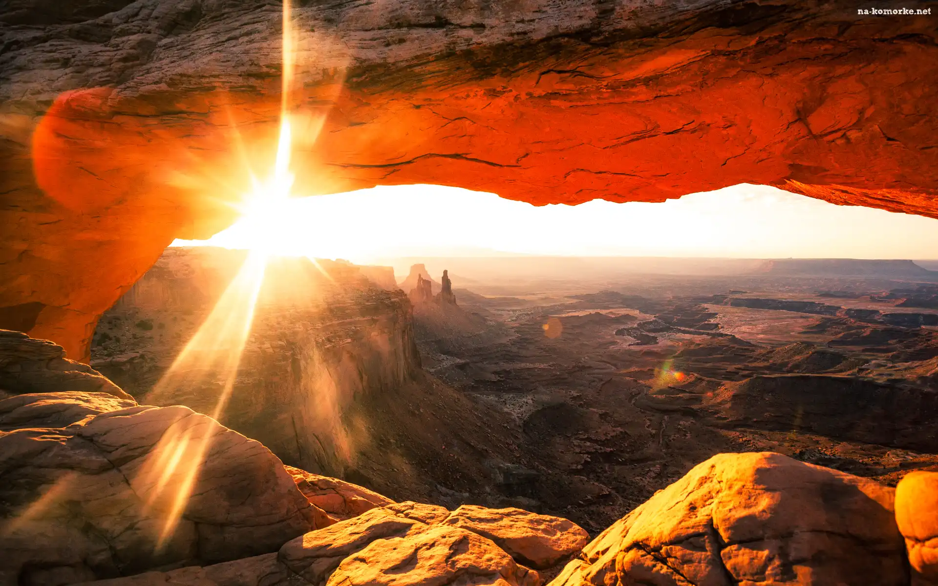 Mesa Arch, Stan Utah, Stany Zjednoczone, Promienie słońca, Park Narodowy Canyonlands, Kanion